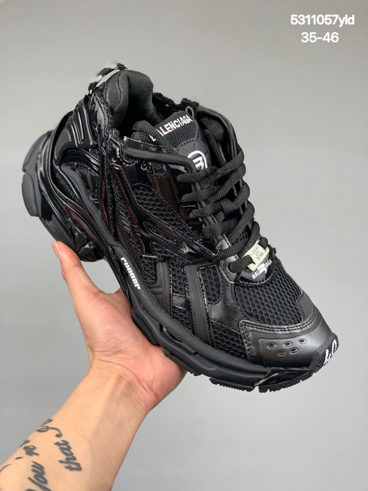 
巴黎世家BALENCIAGA Runner Sneaker 慢跑系列低帮复古野跑潮流姥爹风百搭休闲运动慢跑鞋“解构破坏蓝银灰OGO”
材质：70%聚酯纤维、30%聚氨酯• 不含皮革• 运动鞋• 网布材质• 磨损效果• 鞋头边缘印有尺码• 背面浮印尺码• 外侧印有跑者徽标• 鞋舌刺绣 Balenciaga 品牌标识• 鞋跟背面Balenciaga品牌标识• 后帮拉袢• 用软布擦拭
货号：677403 W3RB3 4912
尺码：35 36 37 38 39 40 41 42 43 44 45 46
编码:5311057yld