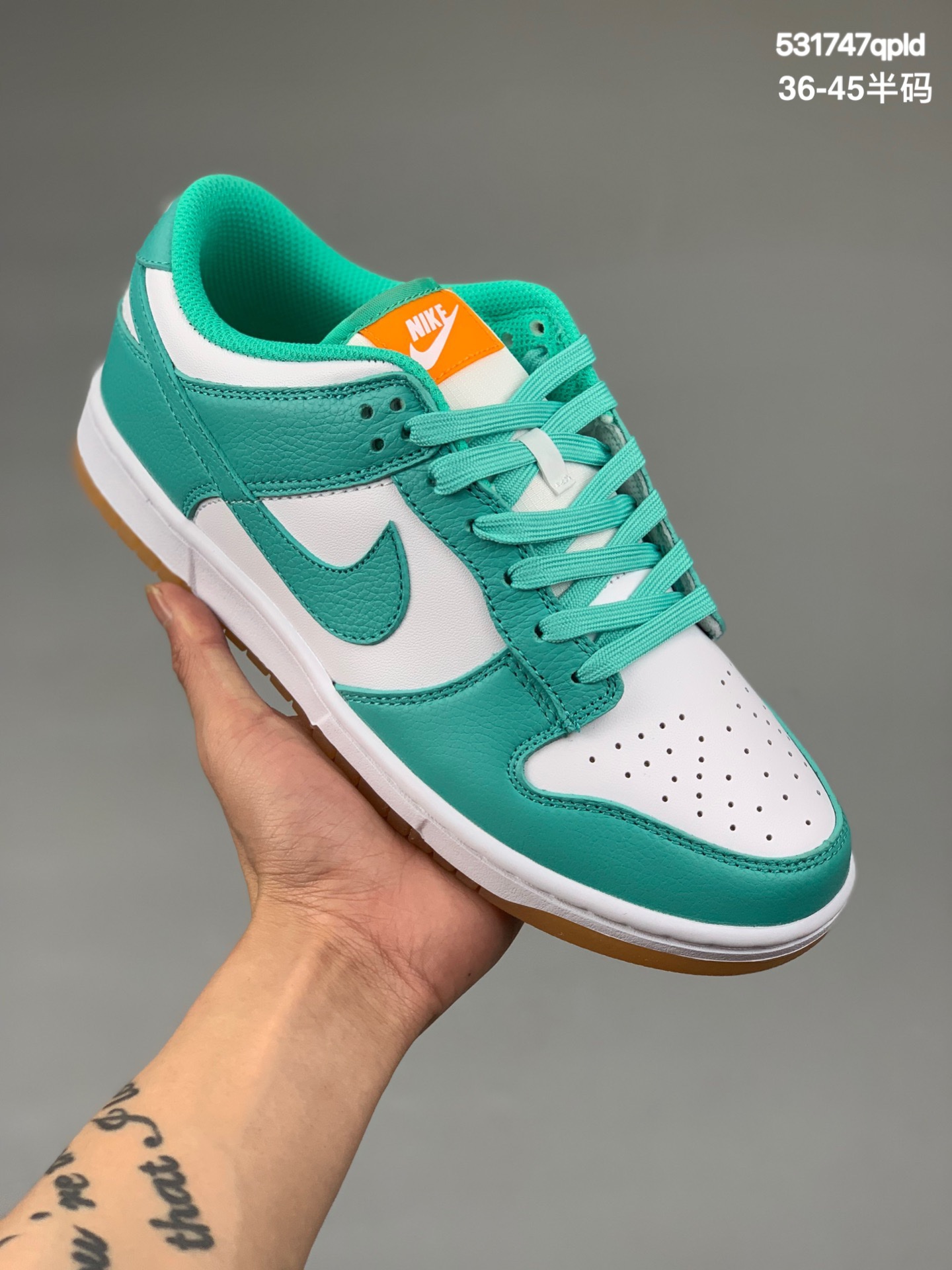 本地
耐克 Nk Dunk SB Low 水鸭蒂芙尼 大厂纯原出品 实拍首发原装头层材料 独家版型蒸餾加工帶來的是更好的视觉和脚感体验大厂纯原品质出货 清洁度 电绣工艺 皮料切割干净无任何毛边 细节完美 。编码：1499M5048货号：DV2190-100Size:36 36.5 37.5 38 38.5 39 40 40.5 41 42 42.5 43 44 44.5 45
编码：531747qpld