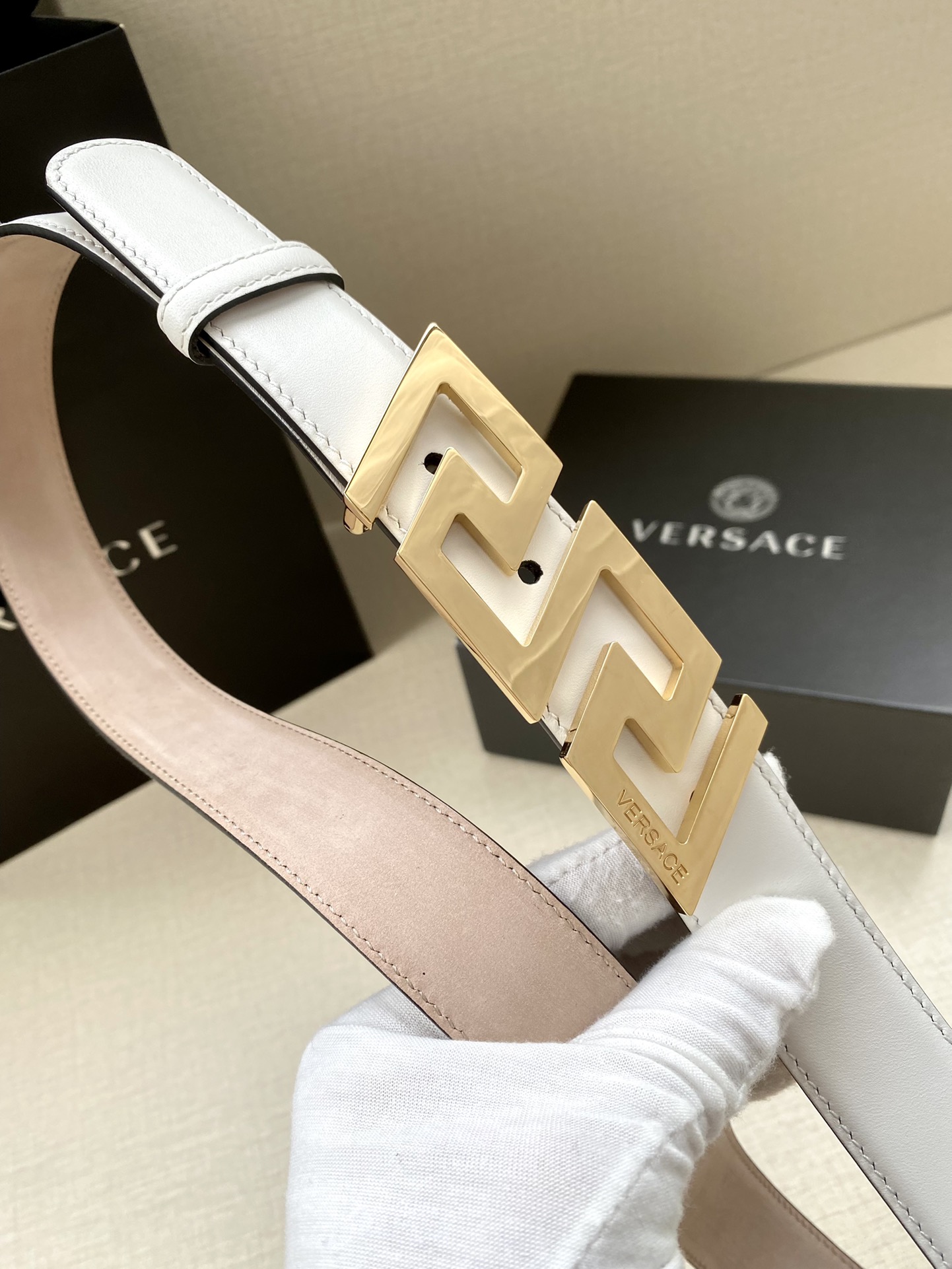  VERSACE 宽度3.0cm 此款腰带由优质皮革制成，饰有La Greca彰显个性设计。该铆钉腰带饰