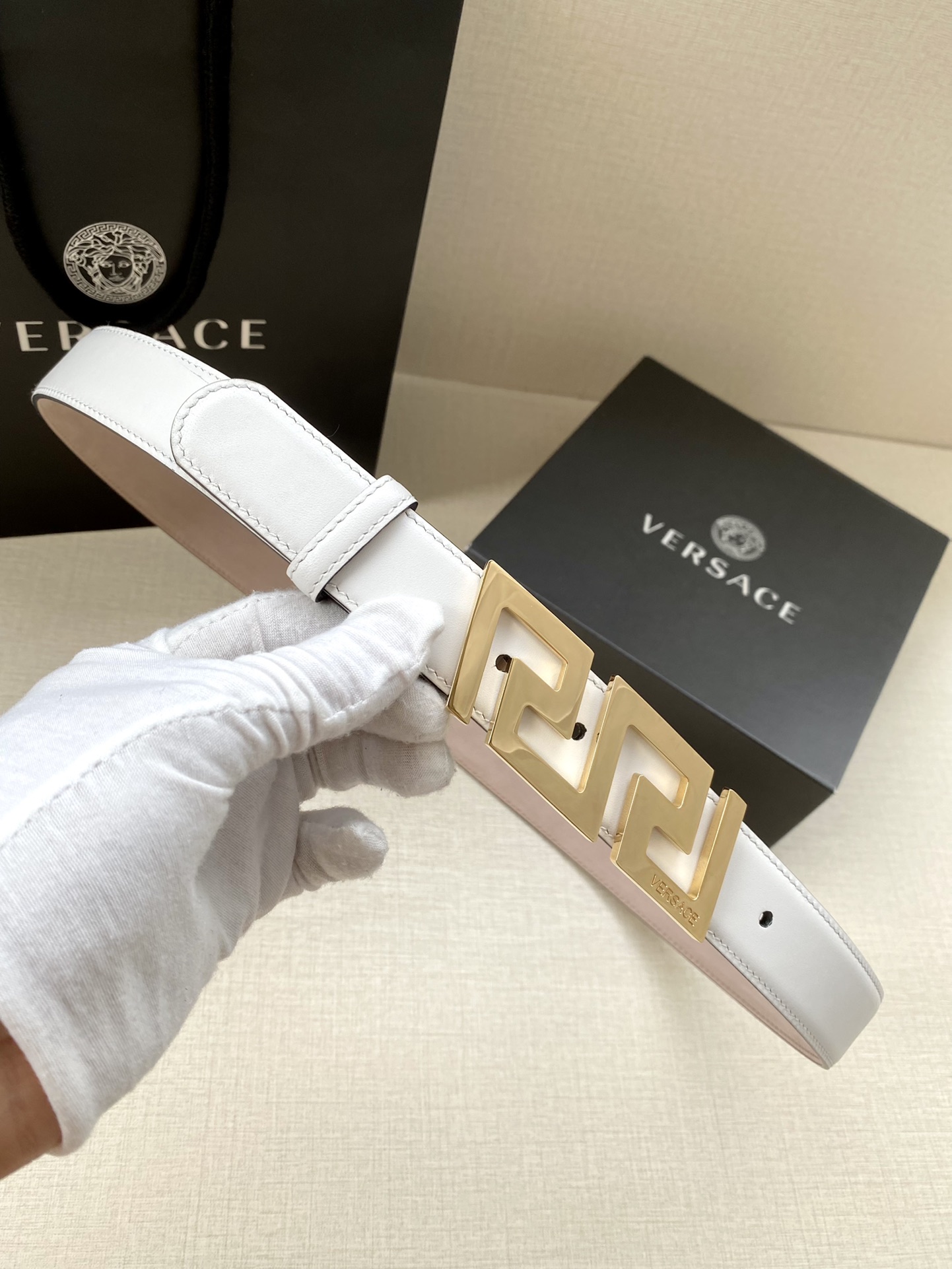  VERSACE 宽度3.0cm 此款腰带由优质皮革制成，饰有La Greca彰显个性设计。该铆钉腰带饰