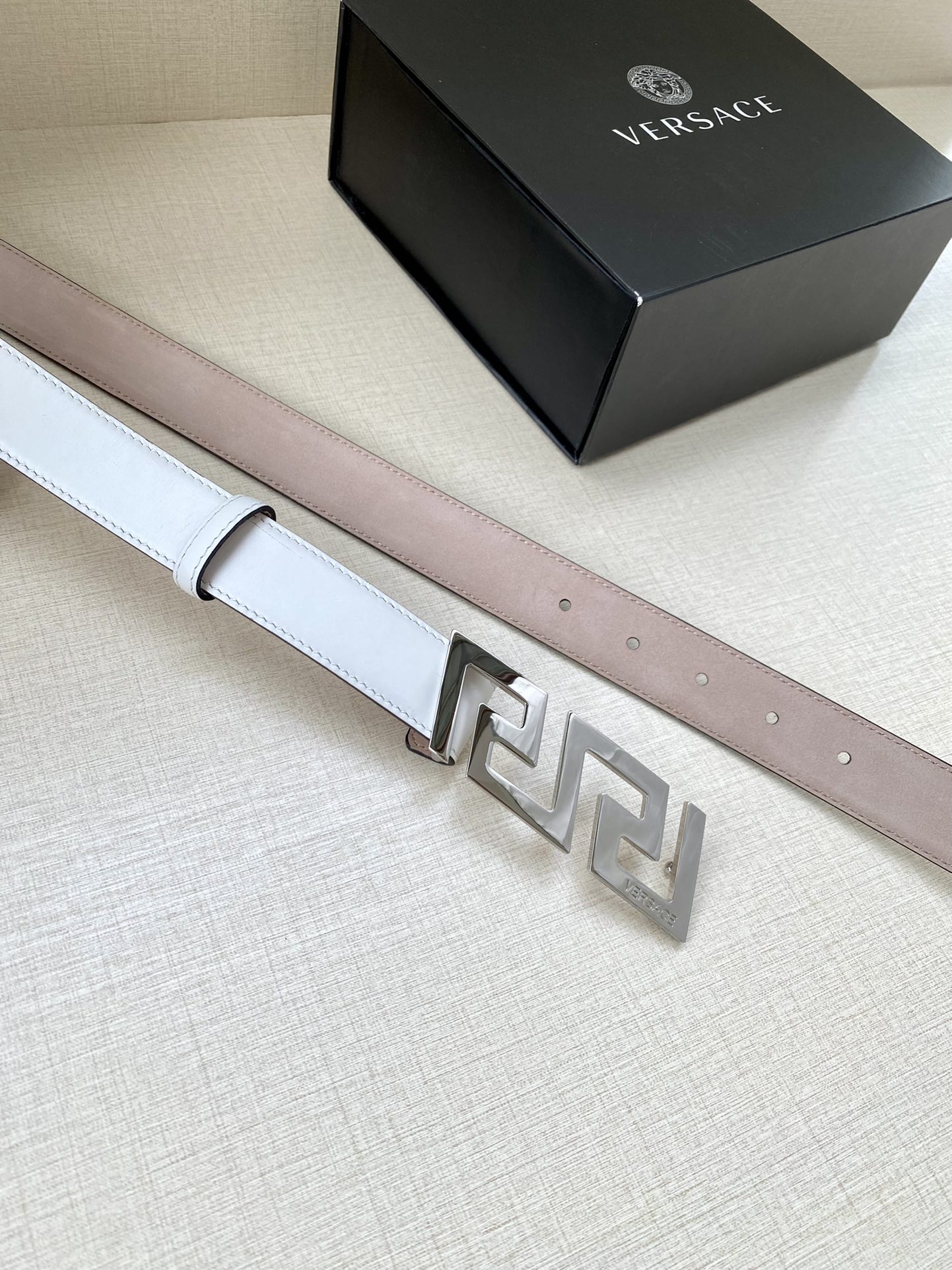  VERSACE 宽度3.0cm 此款腰带由优质皮革制成，饰有La Greca彰显个性设计。该铆钉腰带饰