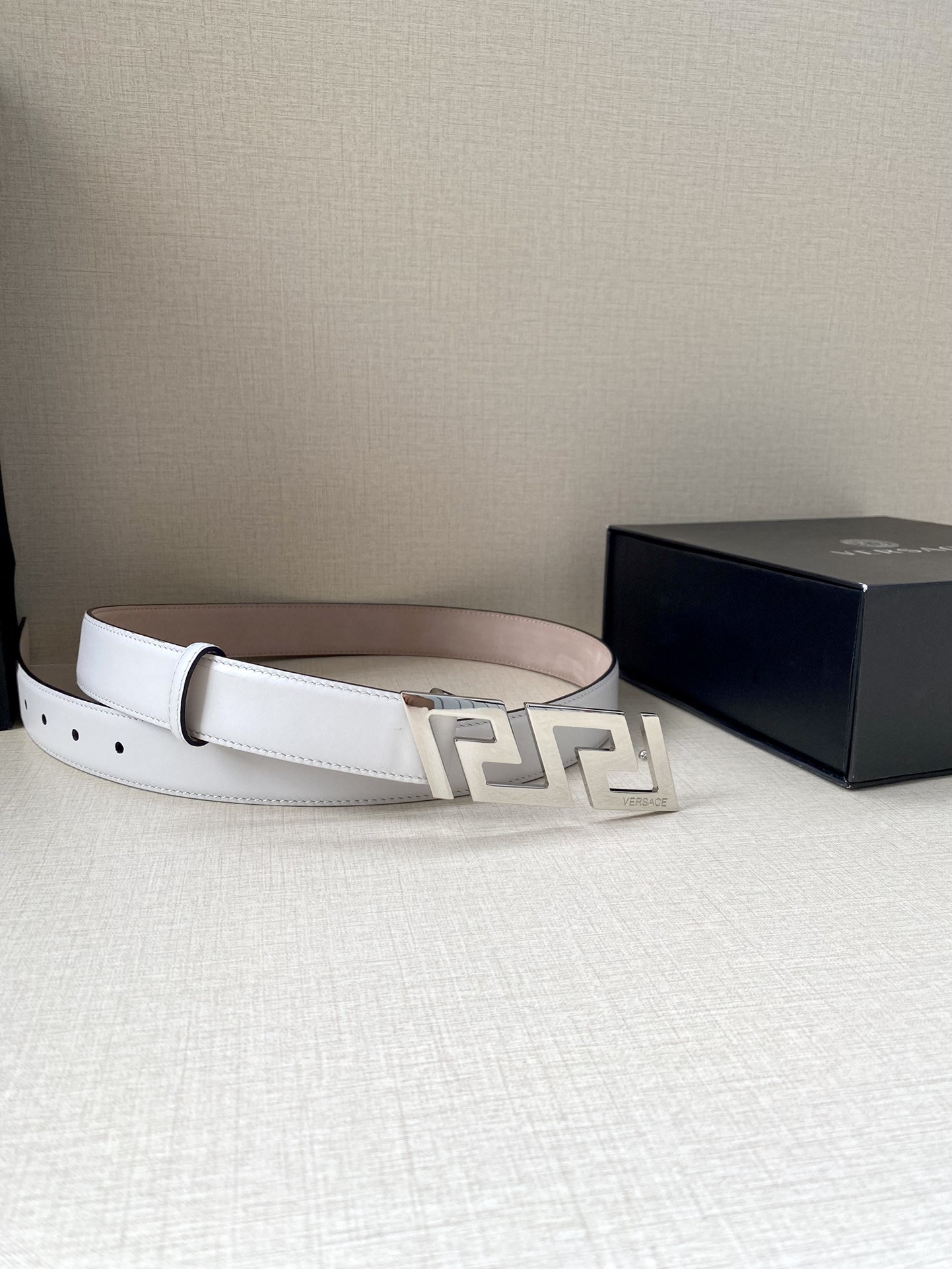  VERSACE 宽度3.0cm 此款腰带由优质皮革制成，饰有La Greca彰显个性设计。该铆钉腰带饰