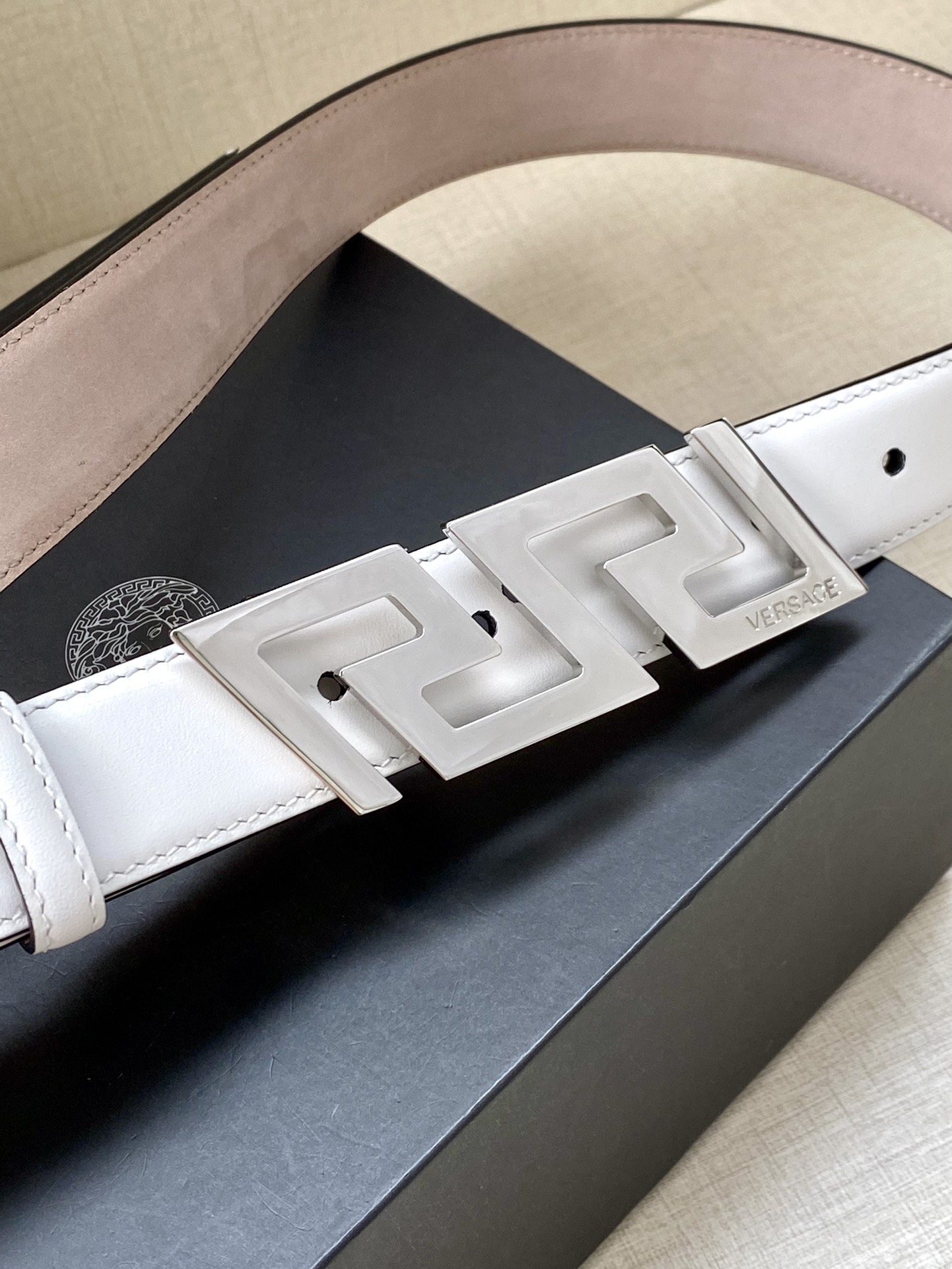  VERSACE 宽度3.0cm 此款腰带由优质皮革制成，饰有La Greca彰显个性设计。该铆钉腰带饰