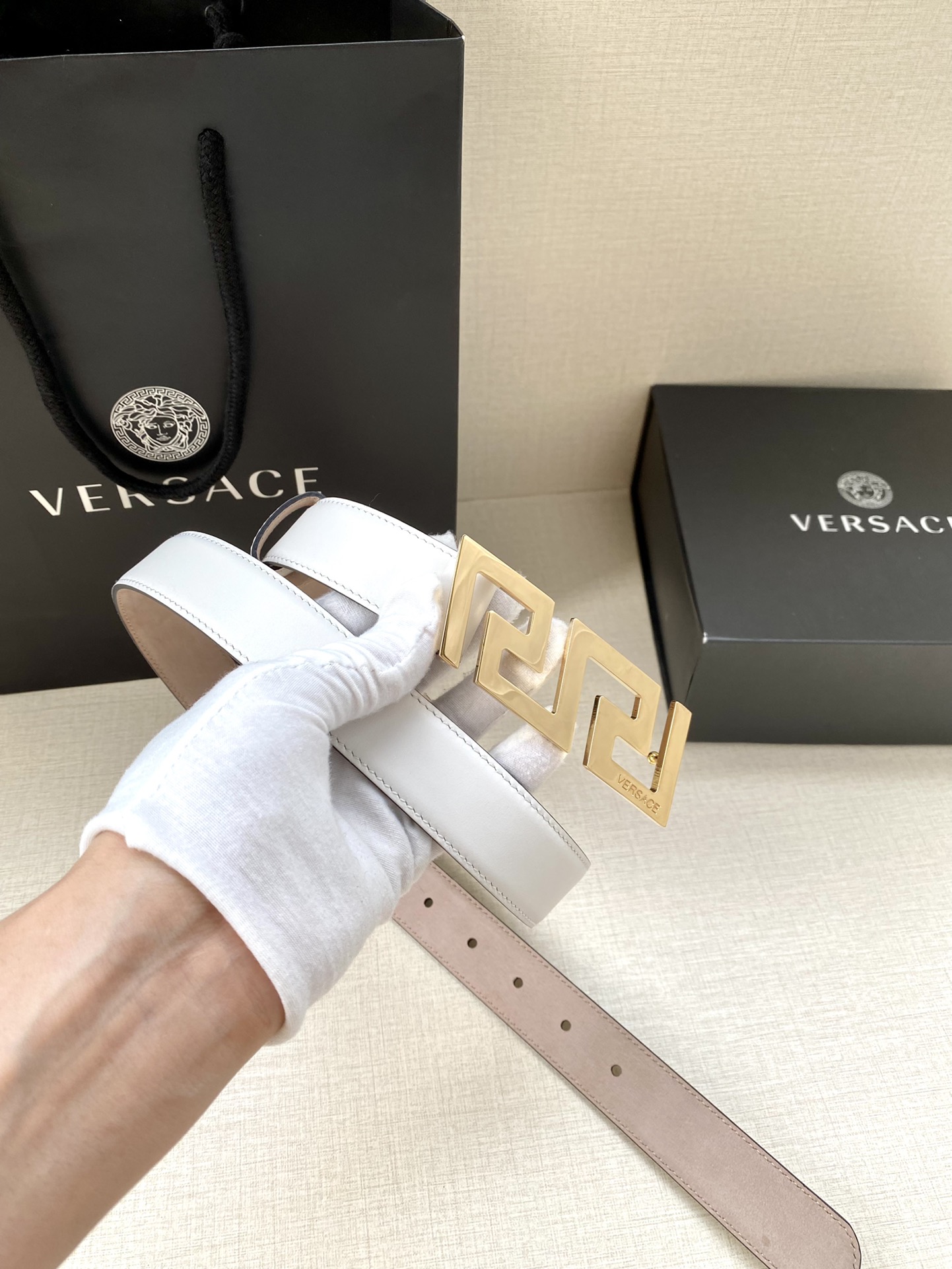  VERSACE 宽度3.0cm 此款腰带由优质皮革制成，饰有La Greca彰显个性设计。该铆钉腰带饰