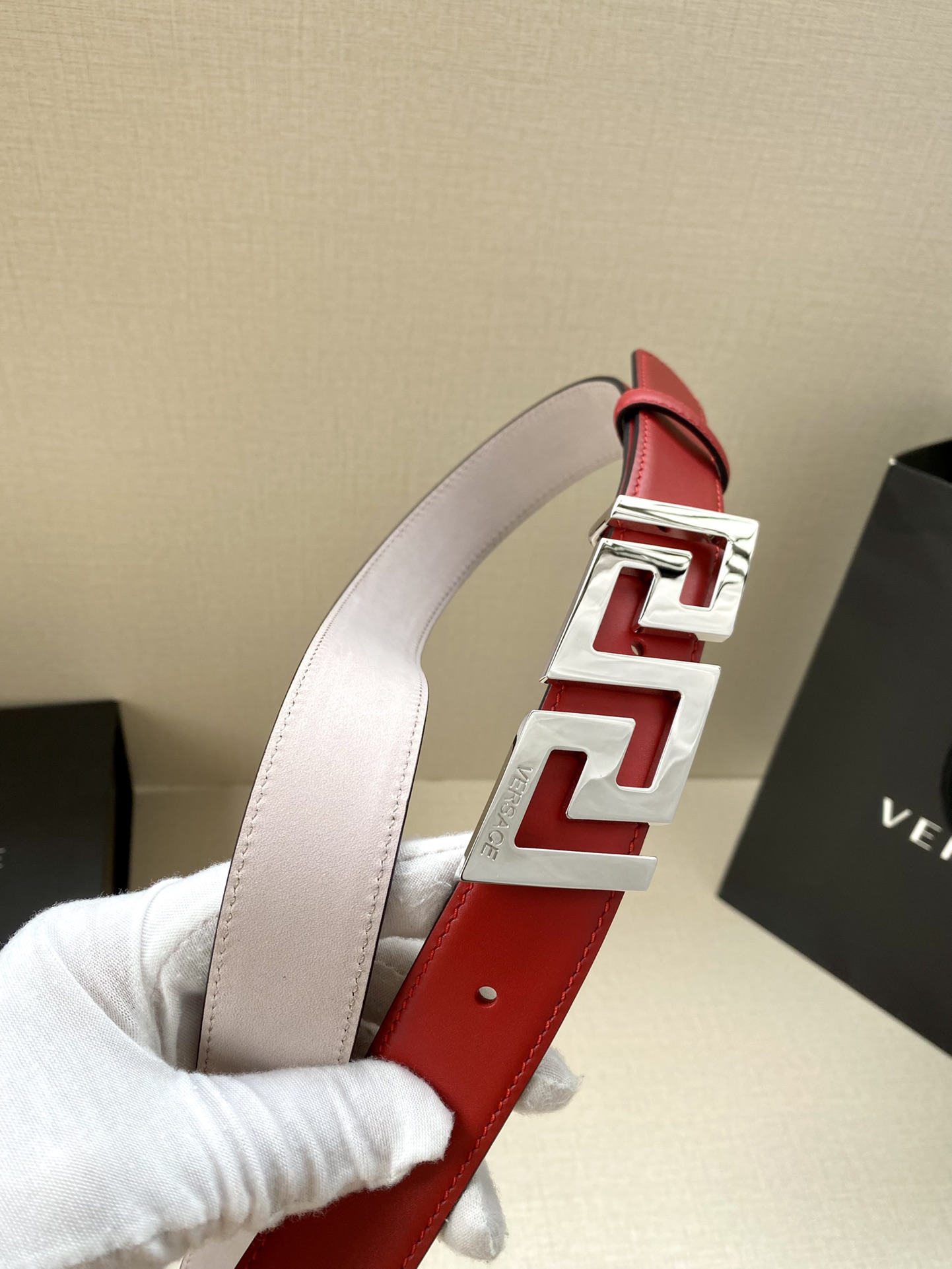  VERSACE 宽度3.0cm 此款腰带由优质皮革制成，饰有La Greca彰显个性设计。该铆钉腰带饰