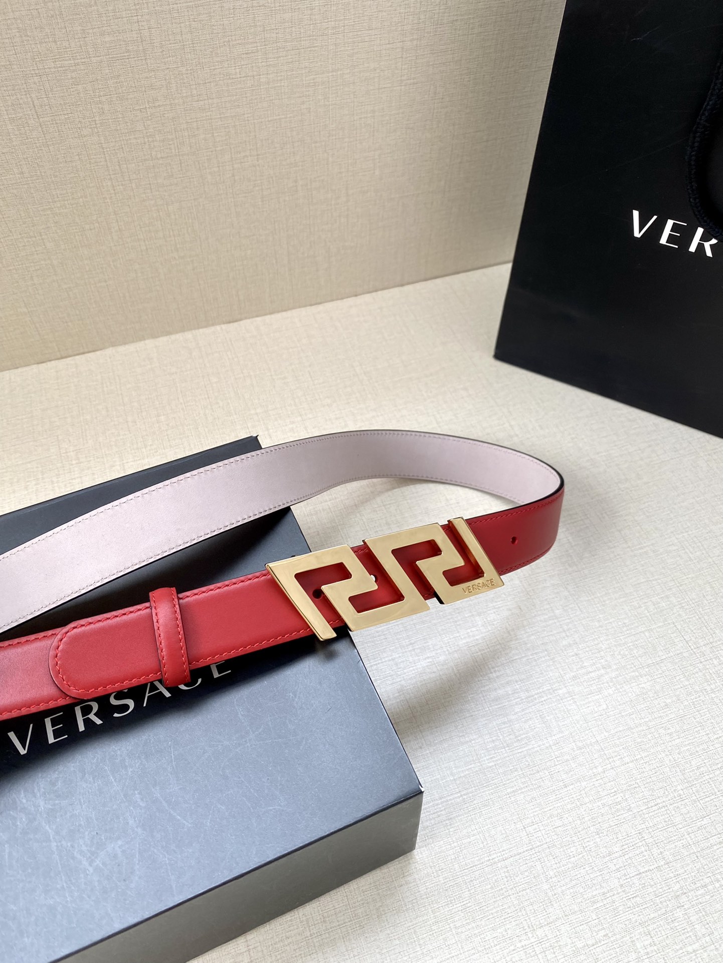  VERSACE 宽度3.0cm 此款腰带由优质皮革制成，饰有La Greca彰显个性设计。该铆钉腰带饰