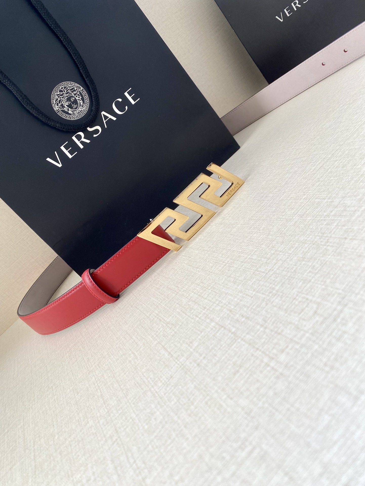  VERSACE 宽度3.0cm 此款腰带由优质皮革制成，饰有La Greca彰显个性设计。该铆钉腰带饰
