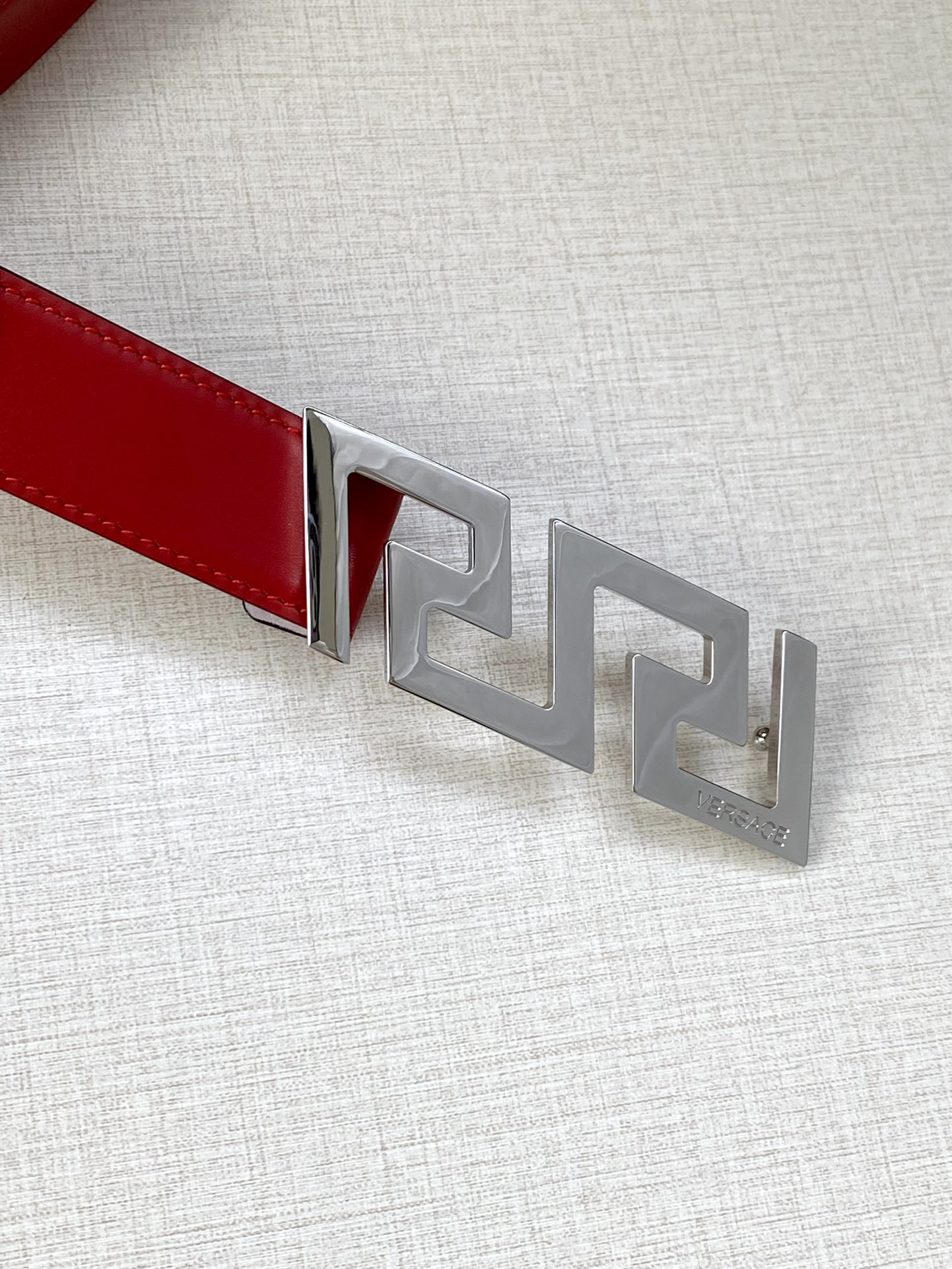  VERSACE 宽度3.0cm 此款腰带由优质皮革制成，饰有La Greca彰显个性设计。该铆钉腰带饰