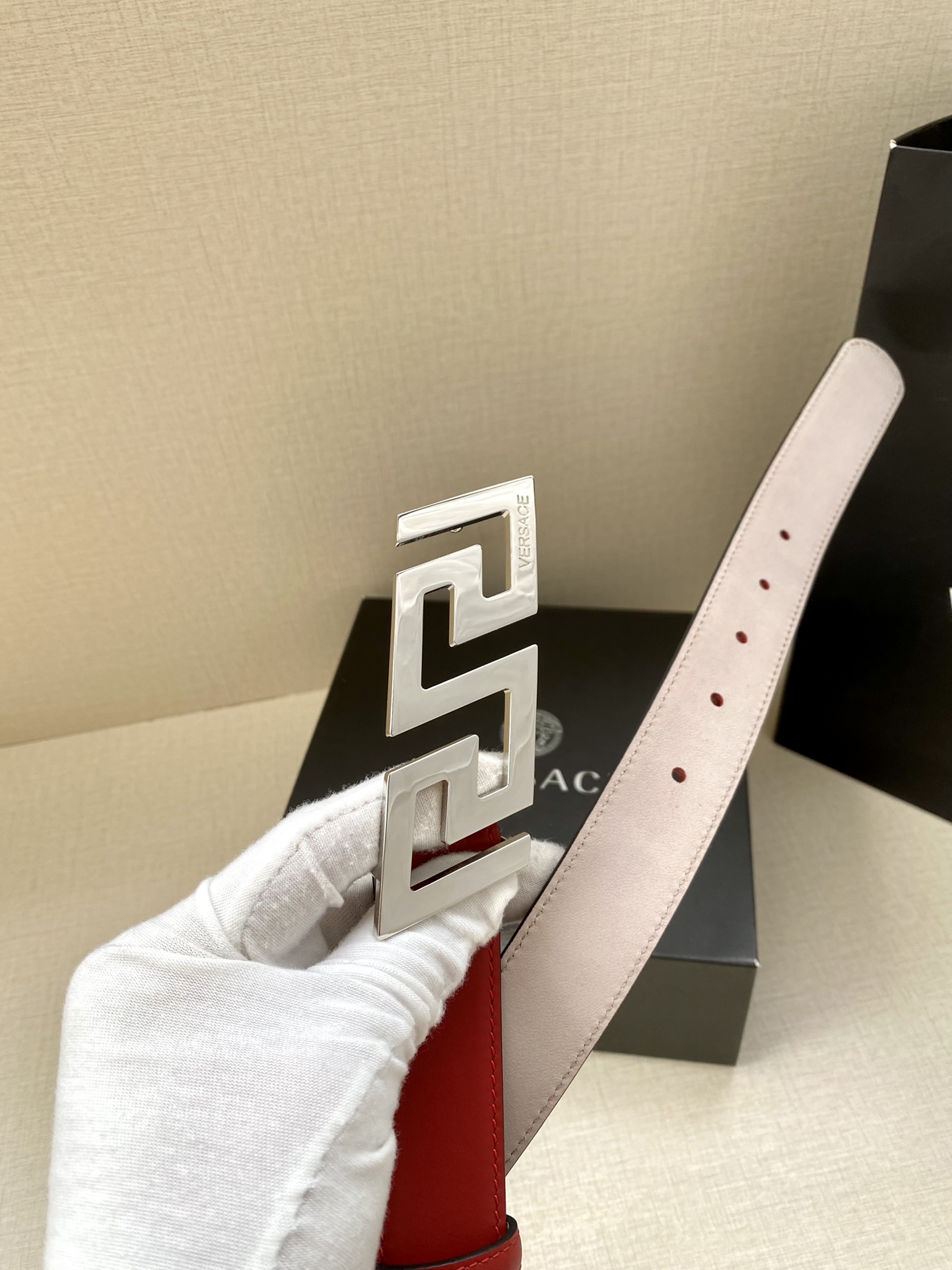  VERSACE 宽度3.0cm 此款腰带由优质皮革制成，饰有La Greca彰显个性设计。该铆钉腰带饰