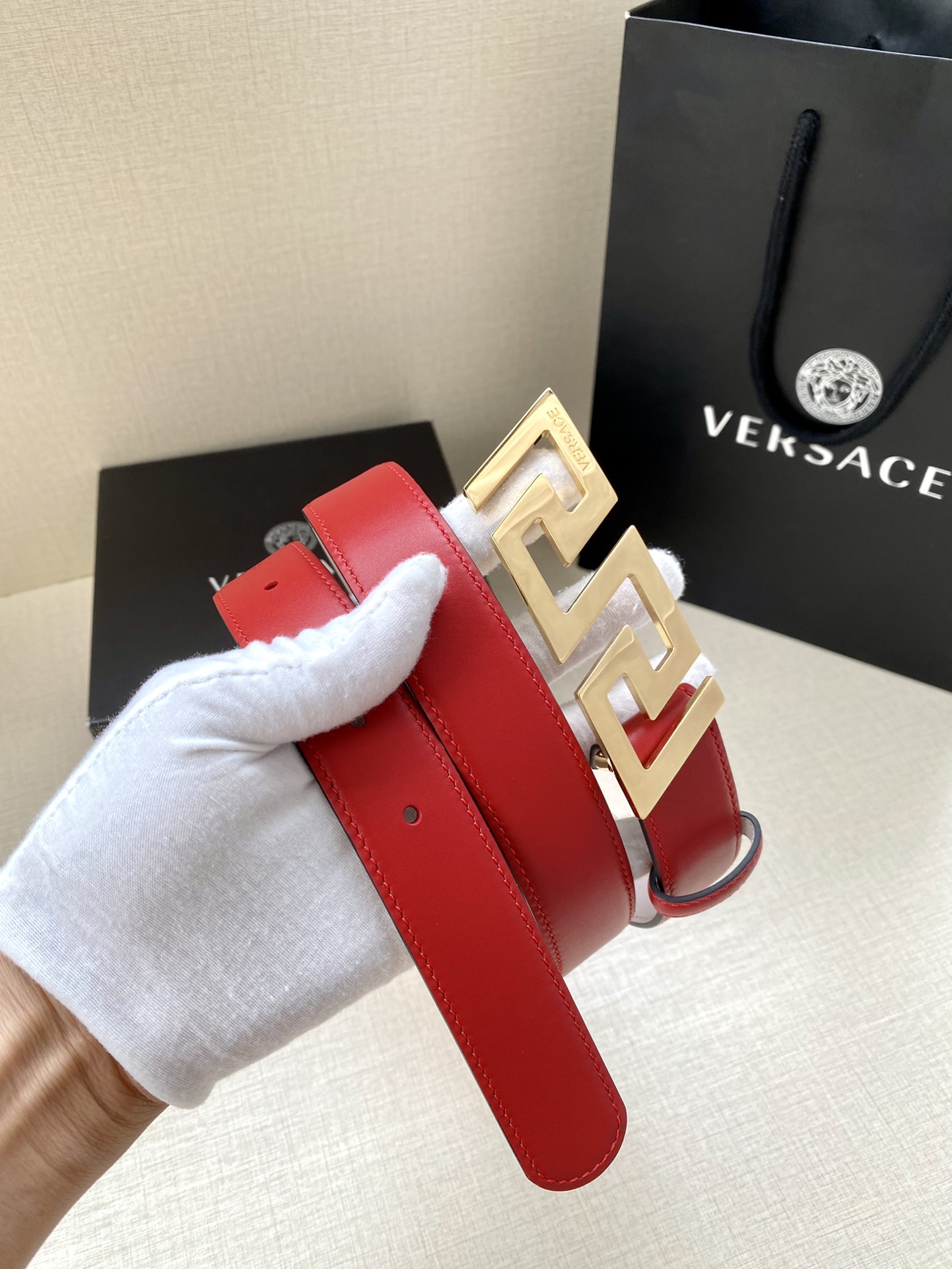  VERSACE 宽度3.0cm 此款腰带由优质皮革制成，饰有La Greca彰显个性设计。该铆钉腰带饰
