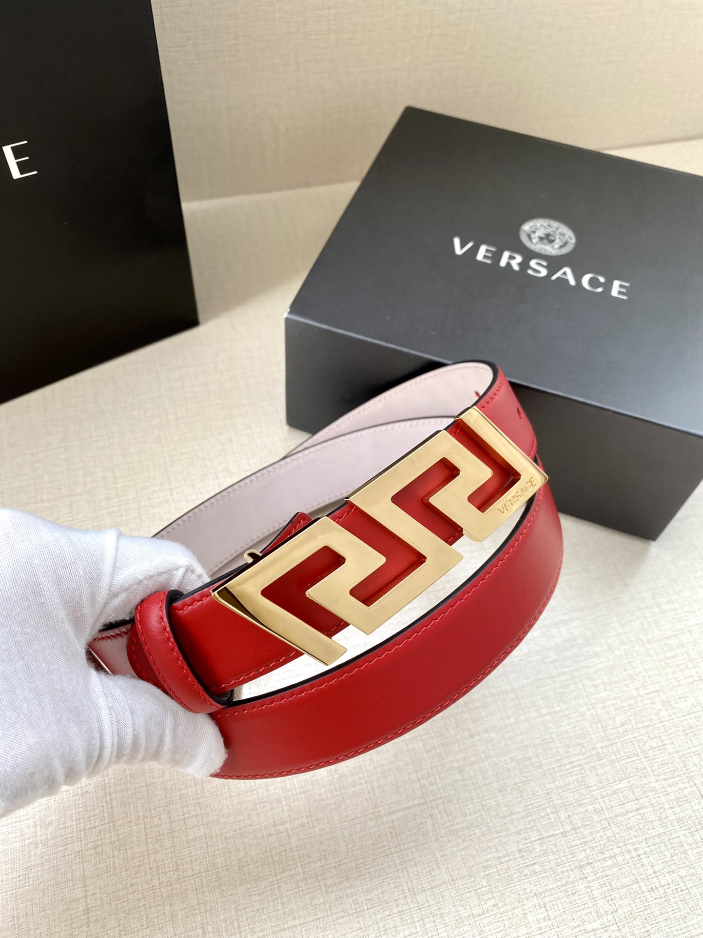  VERSACE 宽度3.0cm 此款腰带由优质皮革制成，饰有La Greca彰显个性设计。该铆钉腰带饰