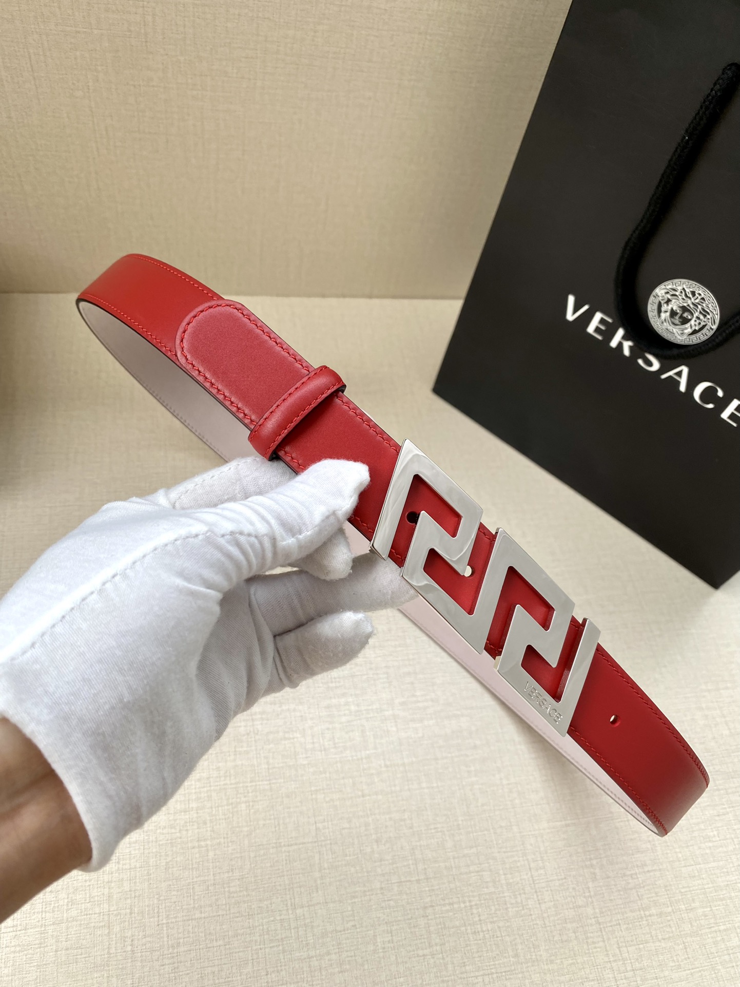  VERSACE 宽度3.0cm 此款腰带由优质皮革制成，饰有La Greca彰显个性设计。该铆钉腰带饰