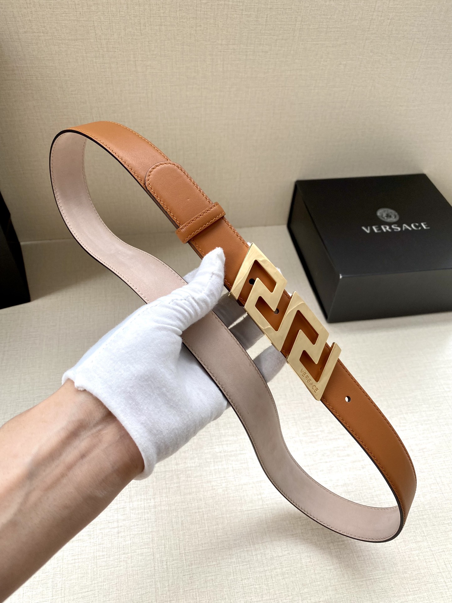  VERSACE 宽度3.0cm 此款腰带由优质皮革制成，饰有La Greca彰显个性设计。该铆钉腰带饰