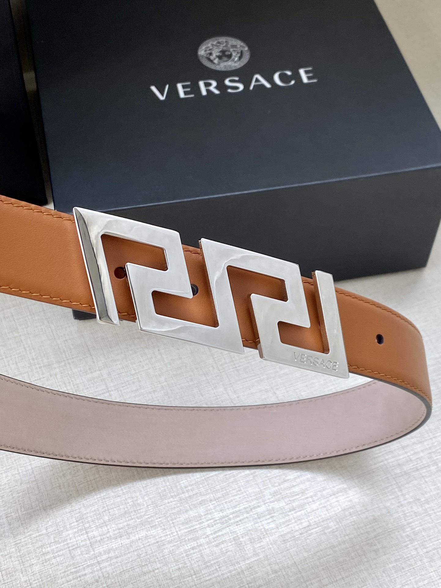  VERSACE 宽度3.0cm 此款腰带由优质皮革制成，饰有La Greca彰显个性设计。该铆钉腰带饰