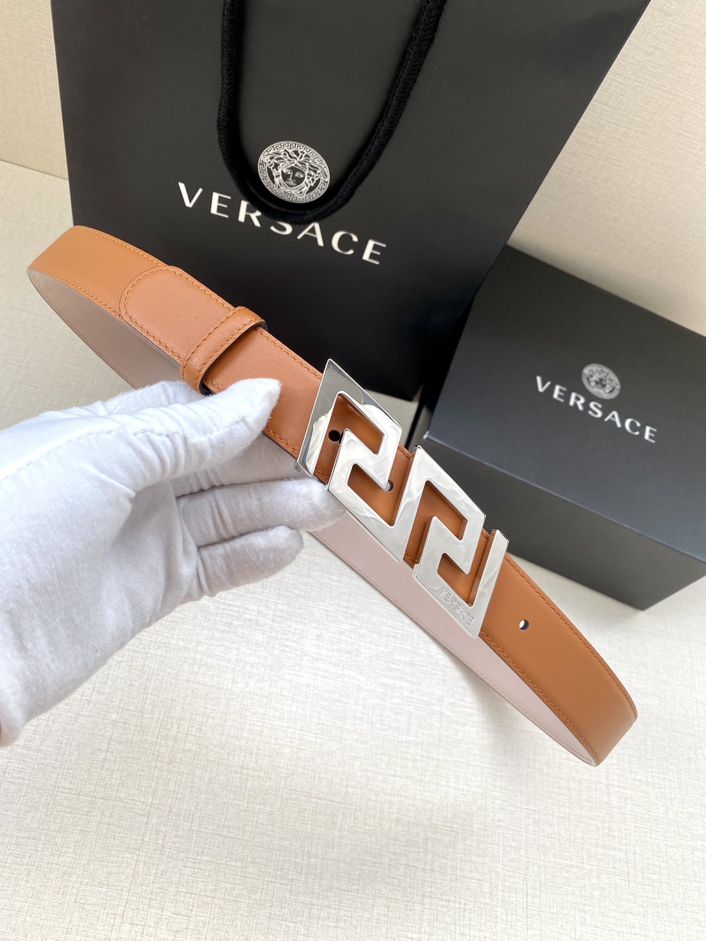  VERSACE 宽度3.0cm 此款腰带由优质皮革制成，饰有La Greca彰显个性设计。该铆钉腰带饰