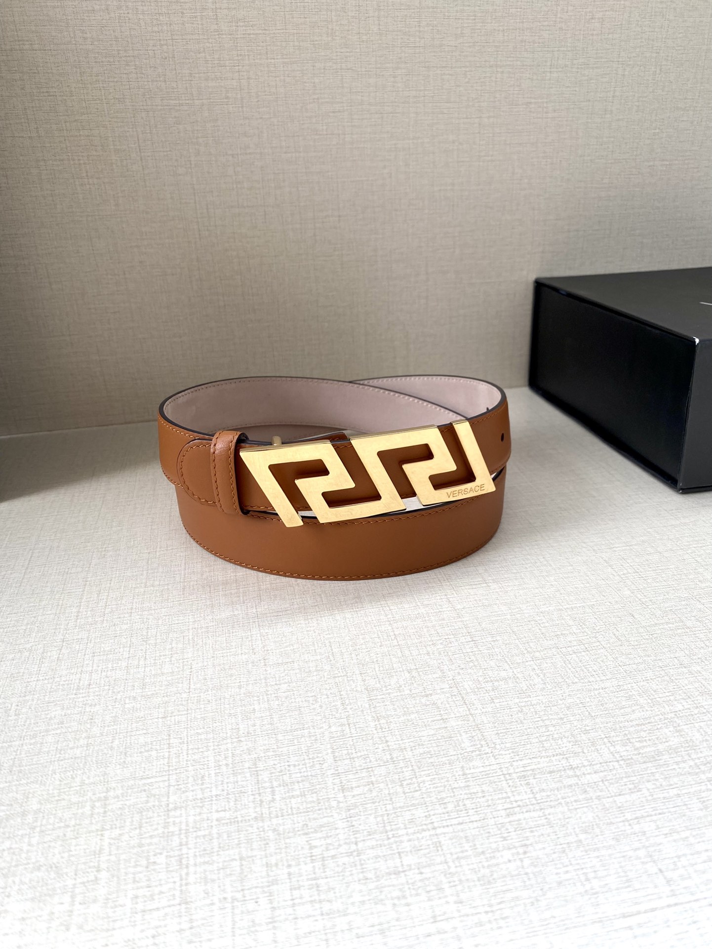  VERSACE 宽度3.0cm 此款腰带由优质皮革制成，饰有La Greca彰显个性设计。该铆钉腰带饰