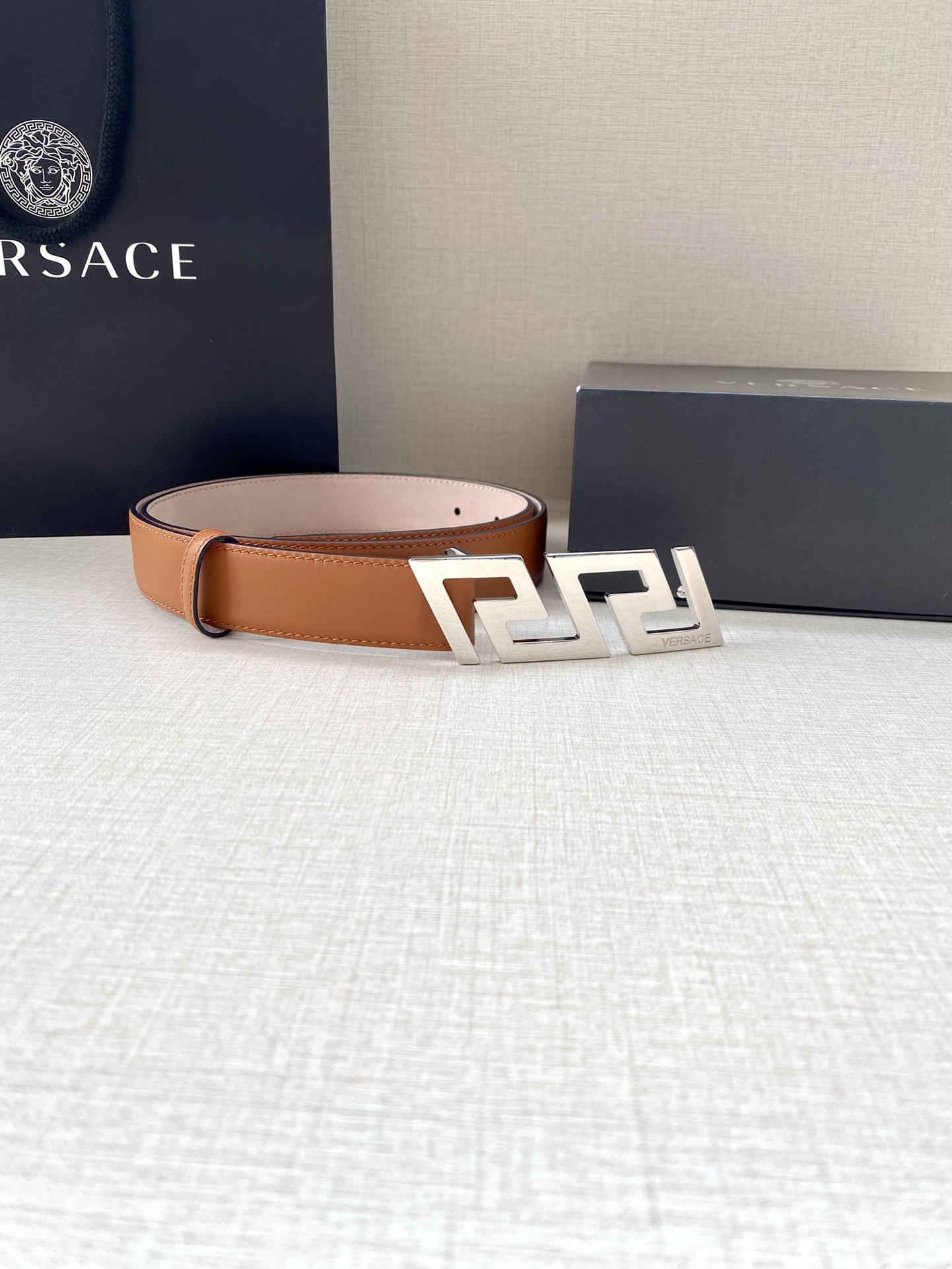  VERSACE 宽度3.0cm 此款腰带由优质皮革制成，饰有La Greca彰显个性设计。该铆钉腰带饰