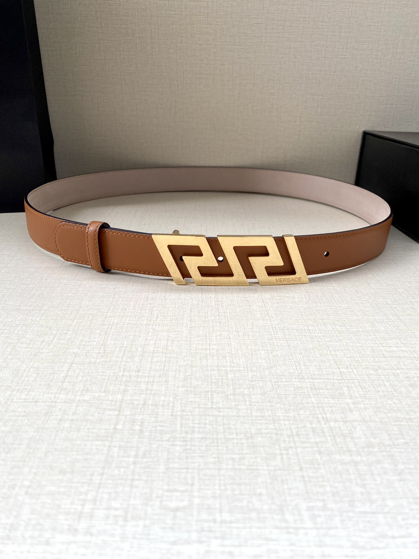  VERSACE 宽度3.0cm 此款腰带由优质皮革制成，饰有La Greca彰显个性设计。该铆钉腰带饰