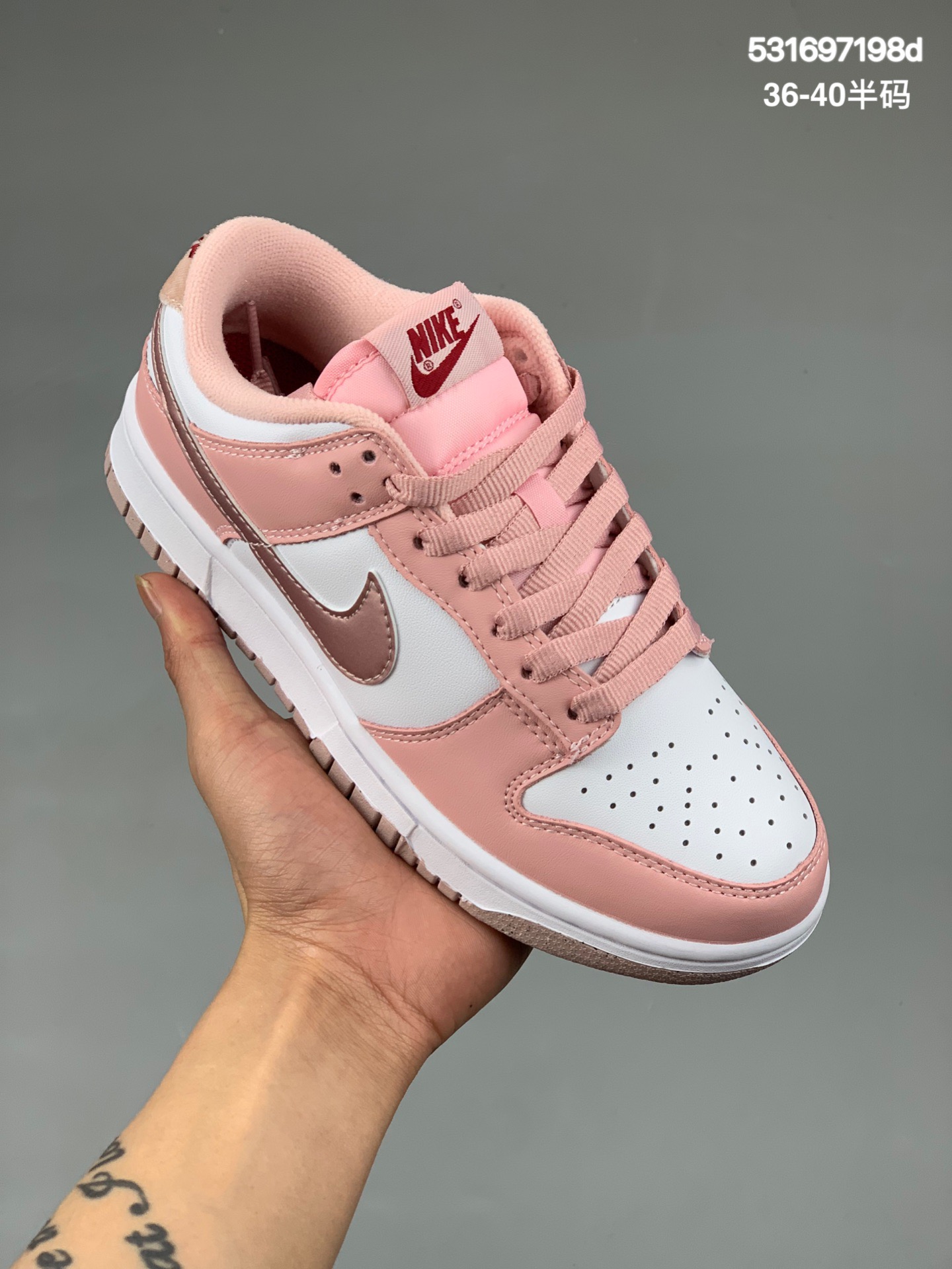 本地
Nike SB Dunk Low GS “Pink Velvet” 粉丝绒史诗福利 全网唯一全头层版本 正确低趴鞋头细节 拒绝偷工减料福利供应‼整双鞋采用白、粉拼接呈现，造型清新可爱，少女心拉满。材质选择了全皮革材质覆盖，彰显出 Dunk 系列球鞋一如既往地高规格。绒毛质感后跟让人联想到 StrangeLove x Nike SB Dunk Low 这样的天价联名，呈现出丰富的层次感货号：DO6485-600尺码：36 36.5 37.5 38 38.5 39 40
编码：531697198d