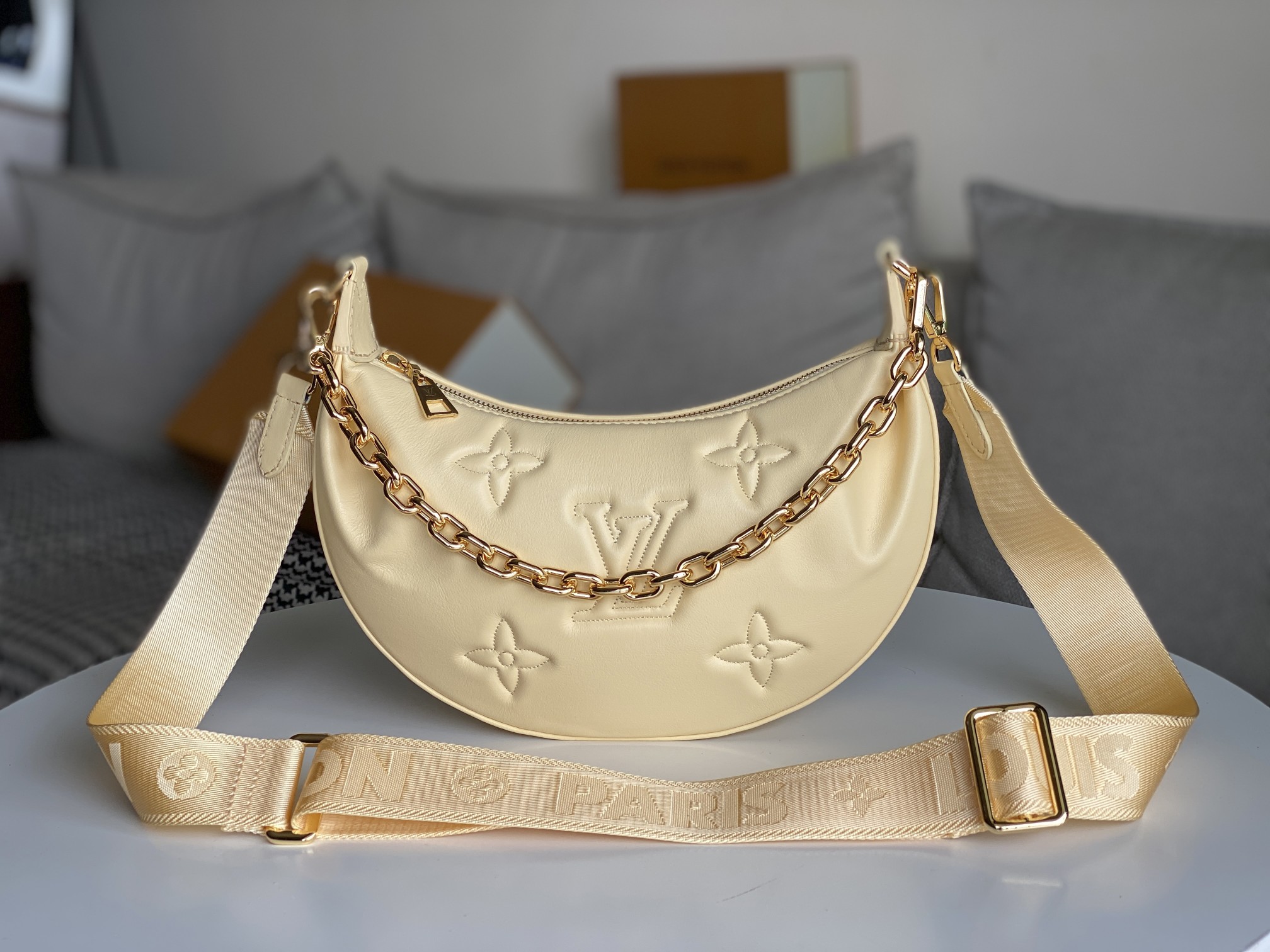 NO:197374,Genuine grade, perfect version development details, original single hardware [OVER THE MOON handbag] M59799 black, M59825 blue, M59915 pink, M59959 white, M59823 yellow (embossed with embroidery) This Over The Moon handbag uses a flexible configuration with a full quilted cowhide leather, and then injects a solemn atmosphere with Monogram embroidery. Use adjustable shoulder straps and chains, elbows, short shoulders, crossbody and long shoulders to switch at will. Remove the shoulder straps and turn into a dinner clutch. Size 27.5 x 16 x 7 cm, LV [top original list], louis vuitton, handbag, cowhide19860909正品级 对版开发细节完美原单五金【OVER THE MOON 手袋】 M59799黑,M59825蓝,M59915桃红,M59959白,M59823黄（绣线压花） 本款 Over The Moon 手袋采用丰盈绗缝牛皮革塑造灵活构型,再以 Monogram 刺绣注入庄重气息.巧用可调节肩带和链条,肘挎、短肩背、斜挎和长肩背随心切换,取下肩带即可化身晚宴手拿包. 尺寸27.5 x 16 x 7 厘米,LV【顶级原单】,louis vuitton,handbag,cowhide,Bag