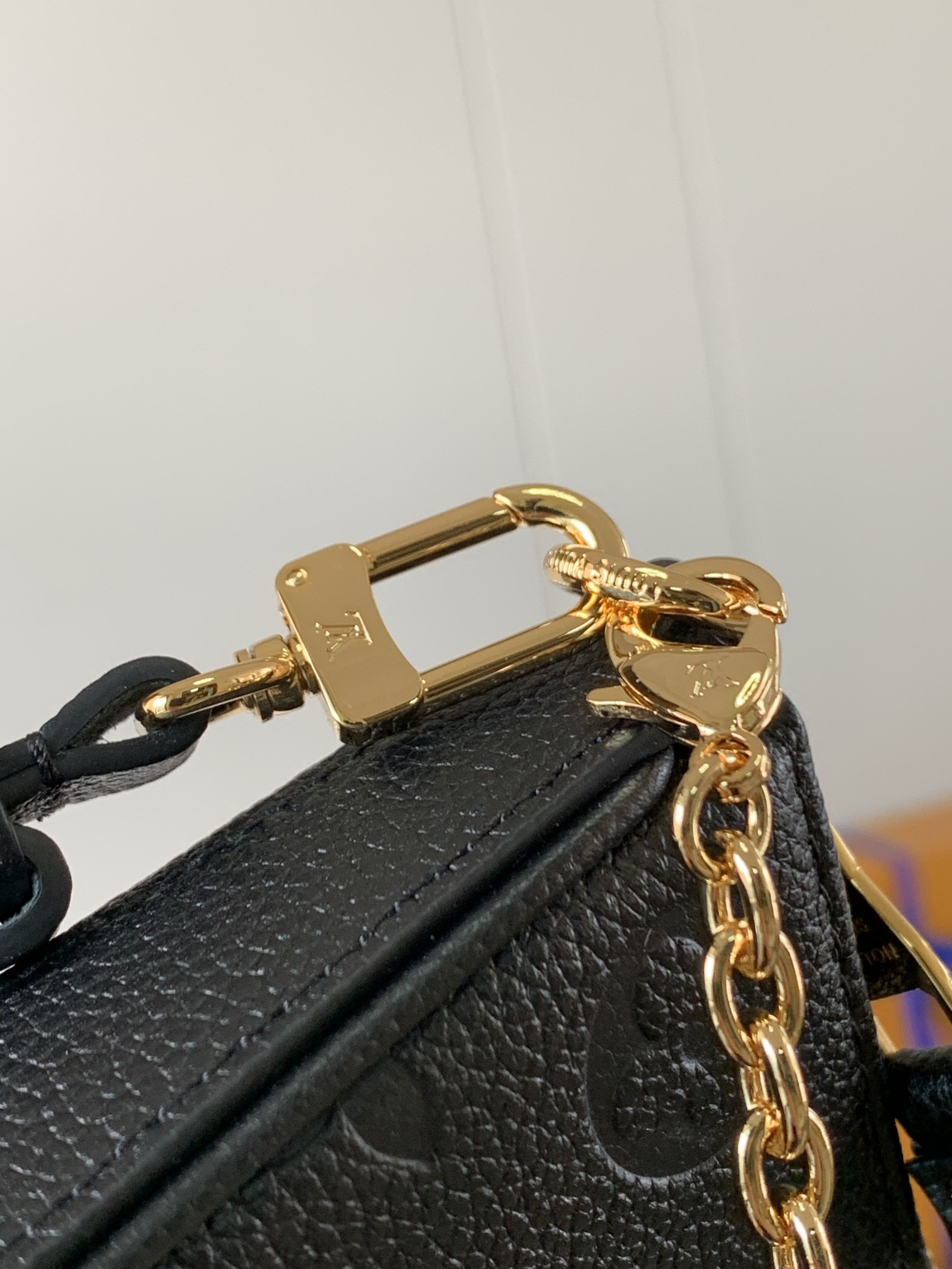 特级原厂皮全钢五金M80349黑色全皮麻将包系列腋下包EasyPouchOnStrap手袋取材Monog