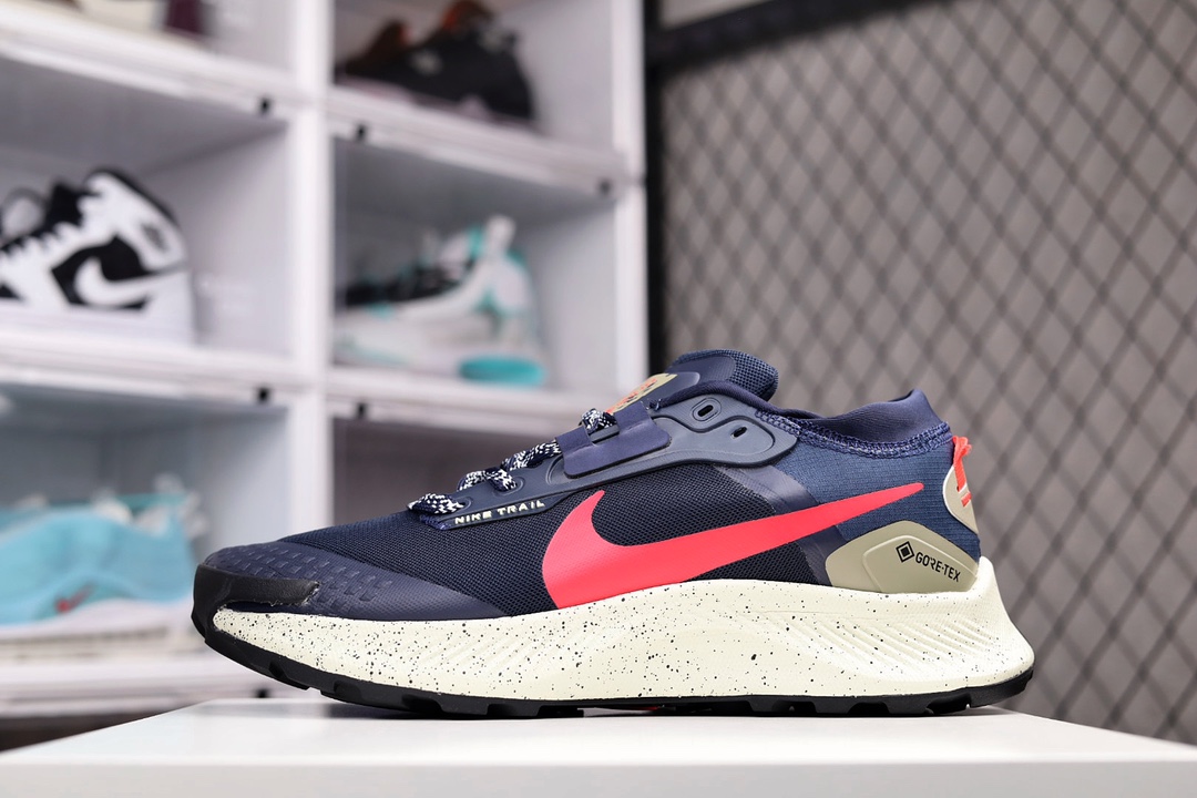 H0 公司级NIKE PEGASUS TRAIL 3 机能风格新款男子跑步鞋依旧采用Nike React缓冲垫，封装的Zoom Air和Pegasus Trail 2的外底胎面透气的网眼与覆盖层搭配，经过重新加工，提高了耐用性，改善了锁定效果886BL