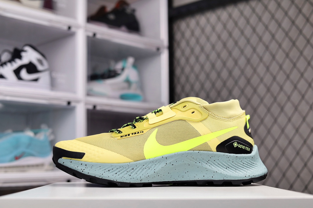 H0 公司级NIKE PEGASUS TRAIL 3 机能风格新款男子跑步鞋依旧采用Nike React缓冲垫，封装的Zoom Air和Pegasus Trail 2的外底胎面透气的网眼与覆盖层搭配，经过重新加工，提高了耐用性，改善了锁定效果886BL