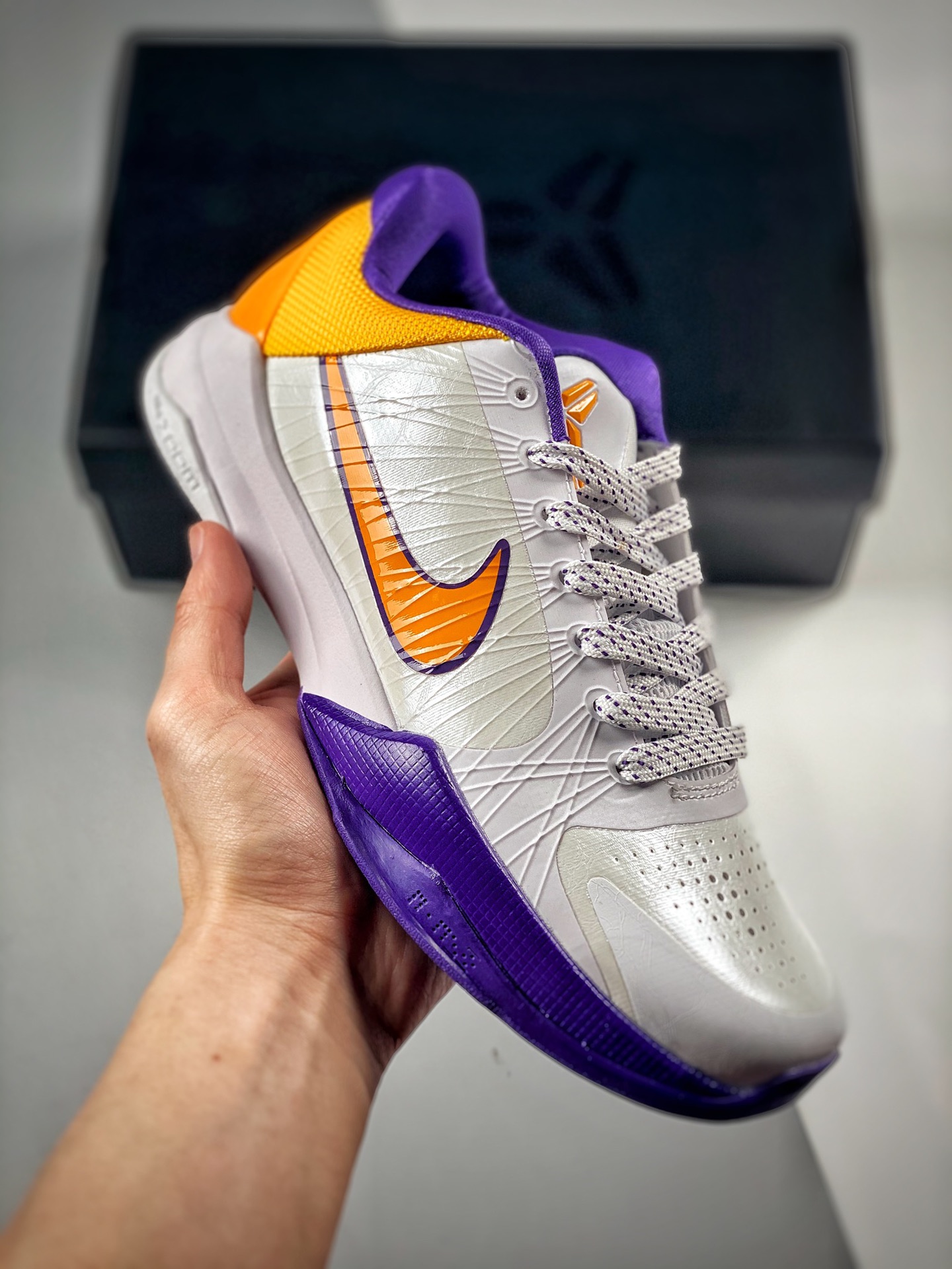-2 Nike Zoom Kobe V Protro Kobe 5, la parte superior está compuesta por cuero sintético ligero y el sistema d…