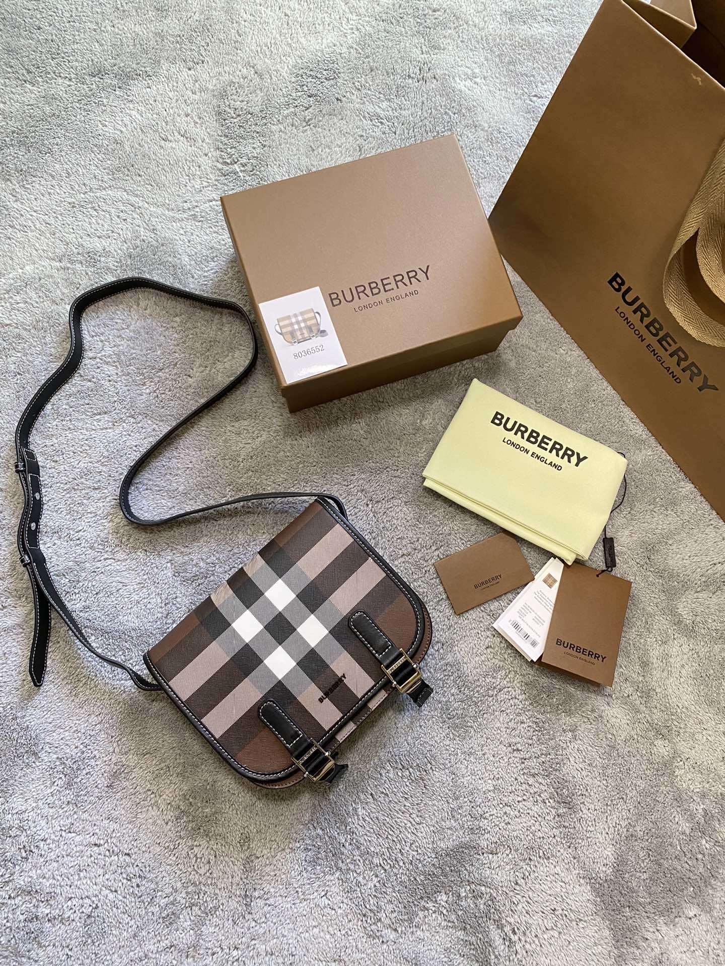 🎁B家最新马鞍包!版型立挺的信使包,焕新选用格纹环保帆布制作。该环保帆布材质主要运用可再生资源制造,相较