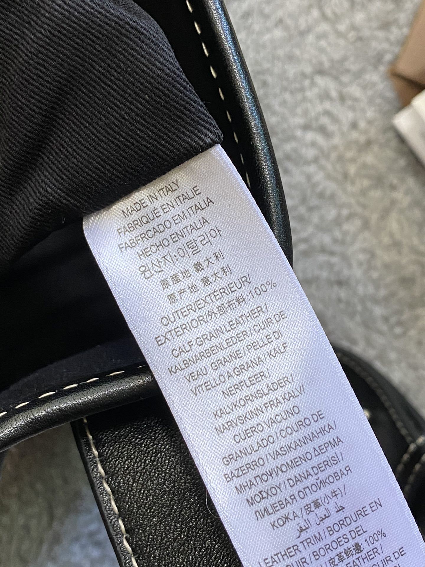 🎁B家最新马鞍包!版型立挺的信使包,焕新选用格纹环保帆布制作。该环保帆布材质主要运用可再生资源制造,相较