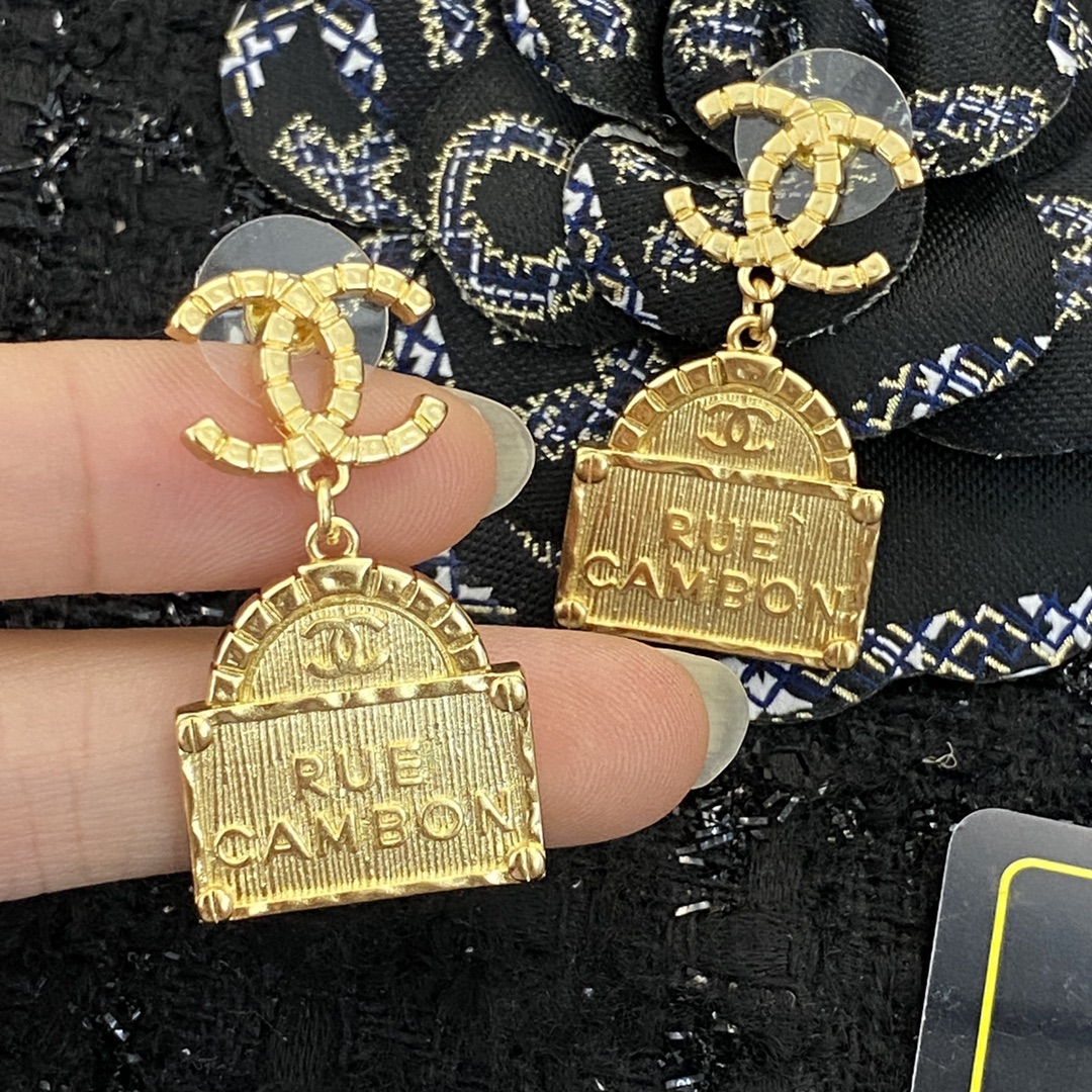  编码E1871   
🛍香奈儿耳钉热销款火爆上新🆕🆕🆕
😎CHANEL复古金属铭牌耳钉  黄铜材质  
