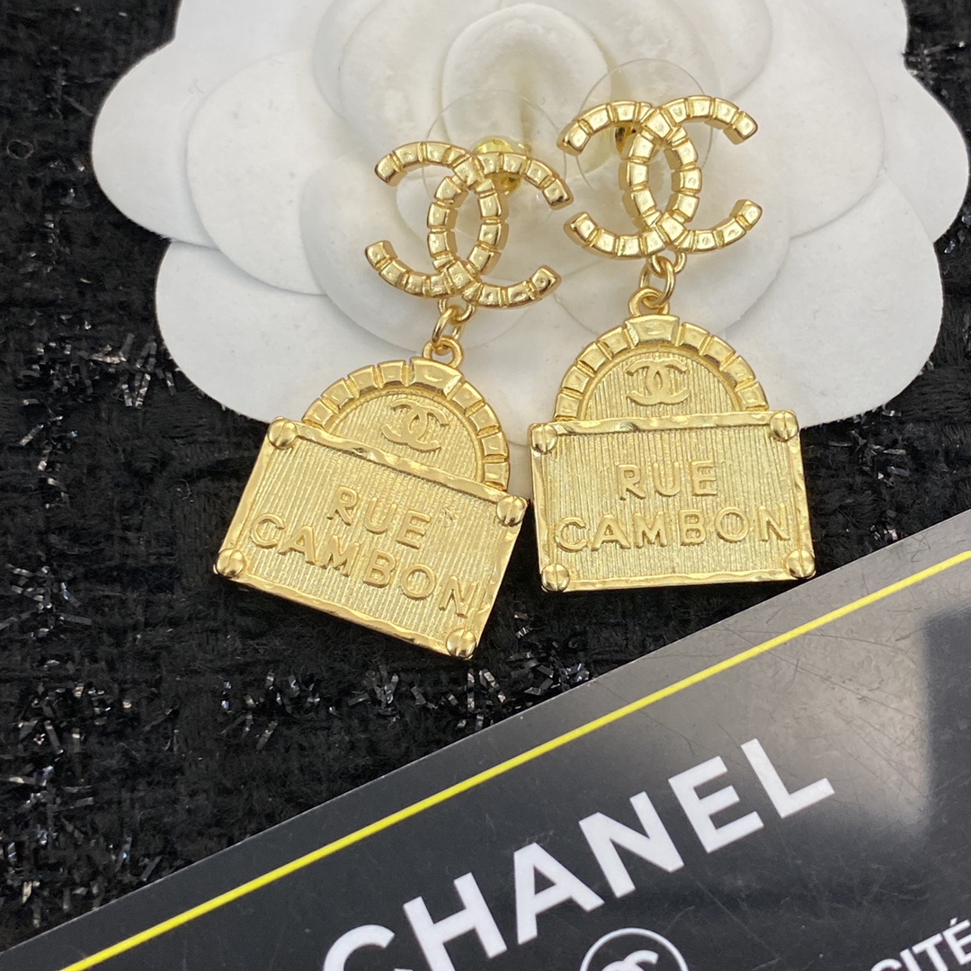  编码E1871   
🛍香奈儿耳钉热销款火爆上新🆕🆕🆕
😎CHANEL复古金属铭牌耳钉  黄铜材质  