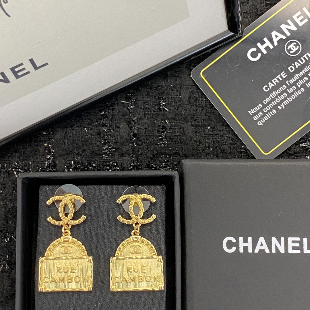  编码E1871   
🛍香奈儿耳钉热销款火爆上新🆕🆕🆕
😎CHANEL复古金属铭牌耳钉  黄铜材质  