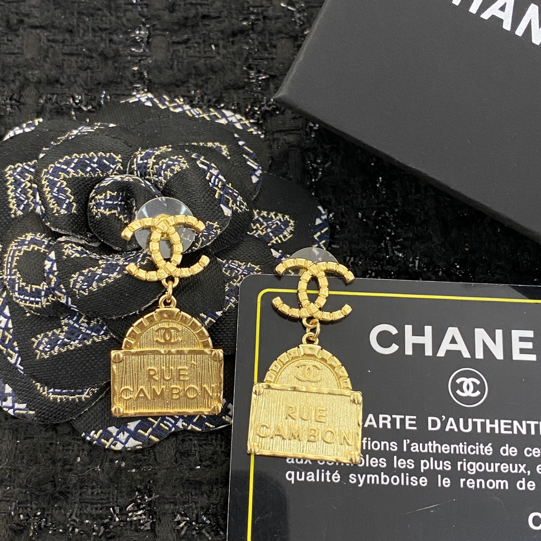  编码E1871   
🛍香奈儿耳钉热销款火爆上新🆕🆕🆕
😎CHANEL复古金属铭牌耳钉  黄铜材质  
