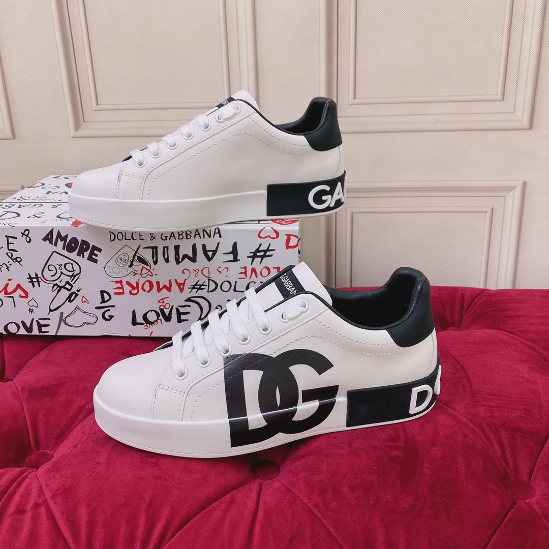P220杜嘉班纳 高端版本 高质量 品牌大底DOLCE & GABBANA 2022新款 顶级版本 高端质量 磁铁盒包装 独家精工定制上市 品牌字母工艺点缀绝美奢华闪耀 精湛的做工 众多人至爱采用高端进口丝绸牛皮+5D工艺  黑色羊里 完美诠释鞋履最新灵感 经典与时尚融为一体奢华迷梦驾凌时尚高端品质 码数 女35-41（41订做不退换）可订做男款38-45 （男款不退换 普通盒）标准码数