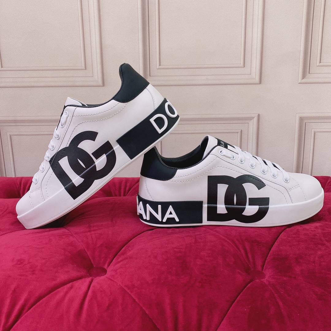 P220杜嘉班纳 高端版本 高质量 品牌大底DOLCE & GABBANA 2022新款 顶级版本 高端质量 磁铁盒包装 独家精工定制上市 品牌字母工艺点缀绝美奢华闪耀 精湛的做工 众多人至爱采用高端进口丝绸牛皮+5D工艺  黑色羊里 完美诠释鞋履最新灵感 经典与时尚融为一体奢华迷梦驾凌时尚高端品质 码数 女35-41（41订做不退换）可订做男款38-45 （男款不退换 普通盒）标准码数