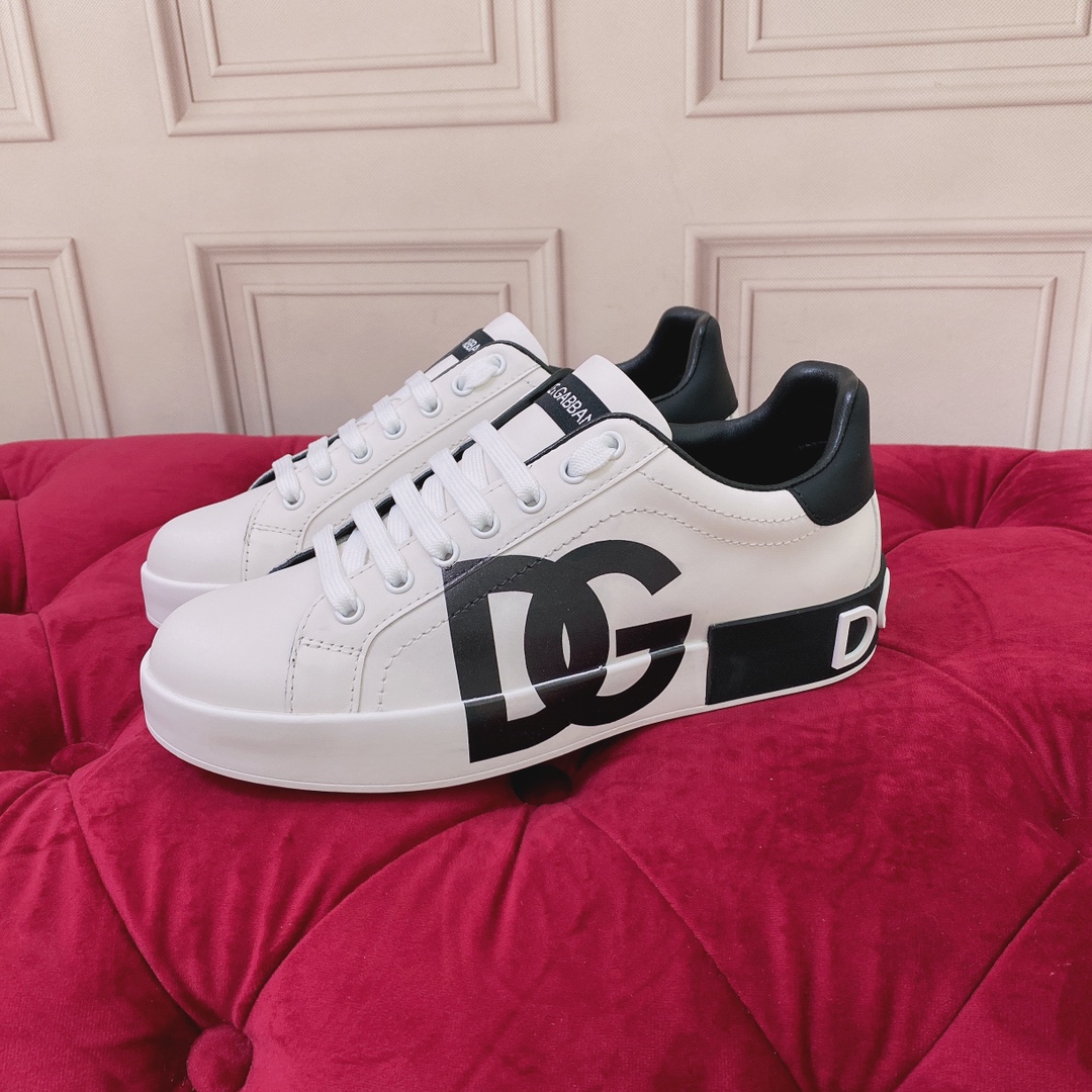 P220杜嘉班纳 高端版本 高质量 品牌大底DOLCE & GABBANA 2022新款 顶级版本 高端质量 磁铁盒包装 独家精工定制上市 品牌字母工艺点缀绝美奢华闪耀 精湛的做工 众多人至爱采用高端进口丝绸牛皮+5D工艺  黑色羊里 完美诠释鞋履最新灵感 经典与时尚融为一体奢华迷梦驾凌时尚高端品质 码数 女35-41（41订做不退换）可订做男款38-45 （男款不退换 普通盒）标准码数