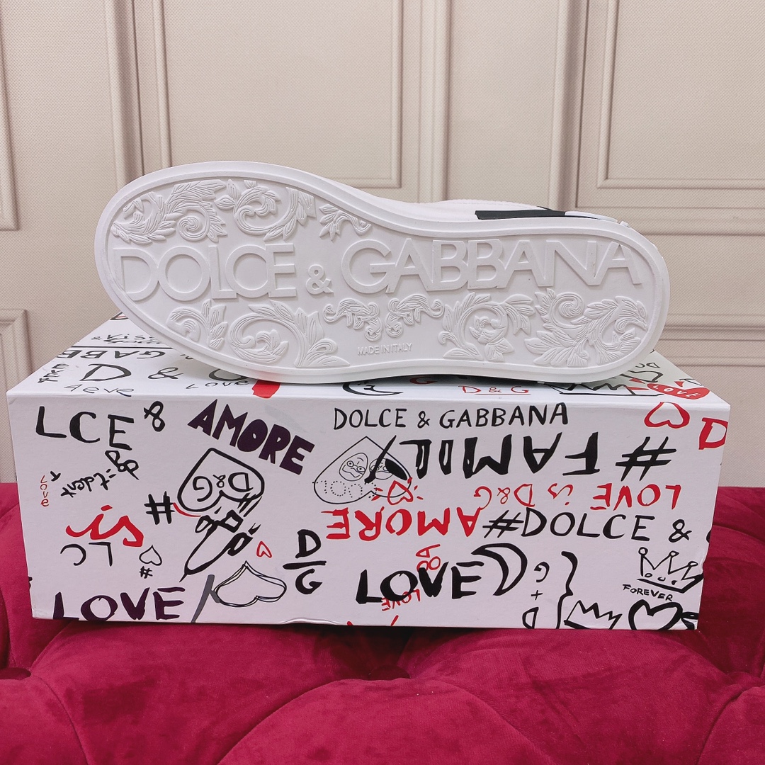 P220杜嘉班纳 高端版本 高质量 品牌大底DOLCE & GABBANA 2022新款 顶级版本 高端质量 磁铁盒包装 独家精工定制上市 品牌字母工艺点缀绝美奢华闪耀 精湛的做工 众多人至爱采用高端进口丝绸牛皮+5D工艺  黑色羊里 完美诠释鞋履最新灵感 经典与时尚融为一体奢华迷梦驾凌时尚高端品质 码数 女35-41（41订做不退换）可订做男款38-45 （男款不退换 普通盒）标准码数