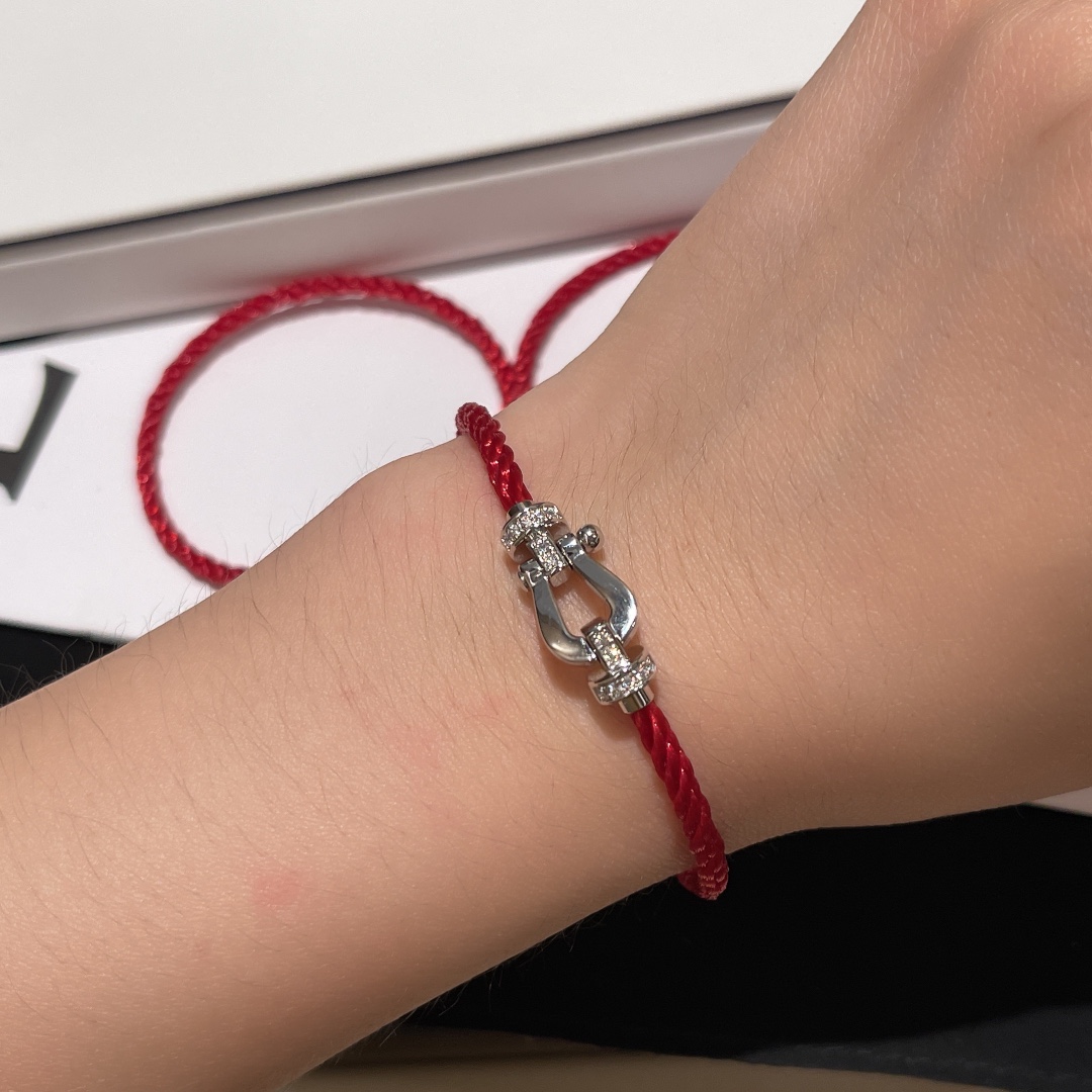 NO:631866,Horseshoe buckle with diamond red steel rope bracelet Force 10 series thick 18k gold plated size 16# 17# thin chain exquisite and versatile 88300,,bracelet,Cardia high-end jewelry19860909马蹄扣带钻红色钢绳手链 Force 10系列 厚镀18k金 尺寸16# 17# 细链精致秀气百搭88300,,bracelet,卡迪亚高端饰品,Jewelry