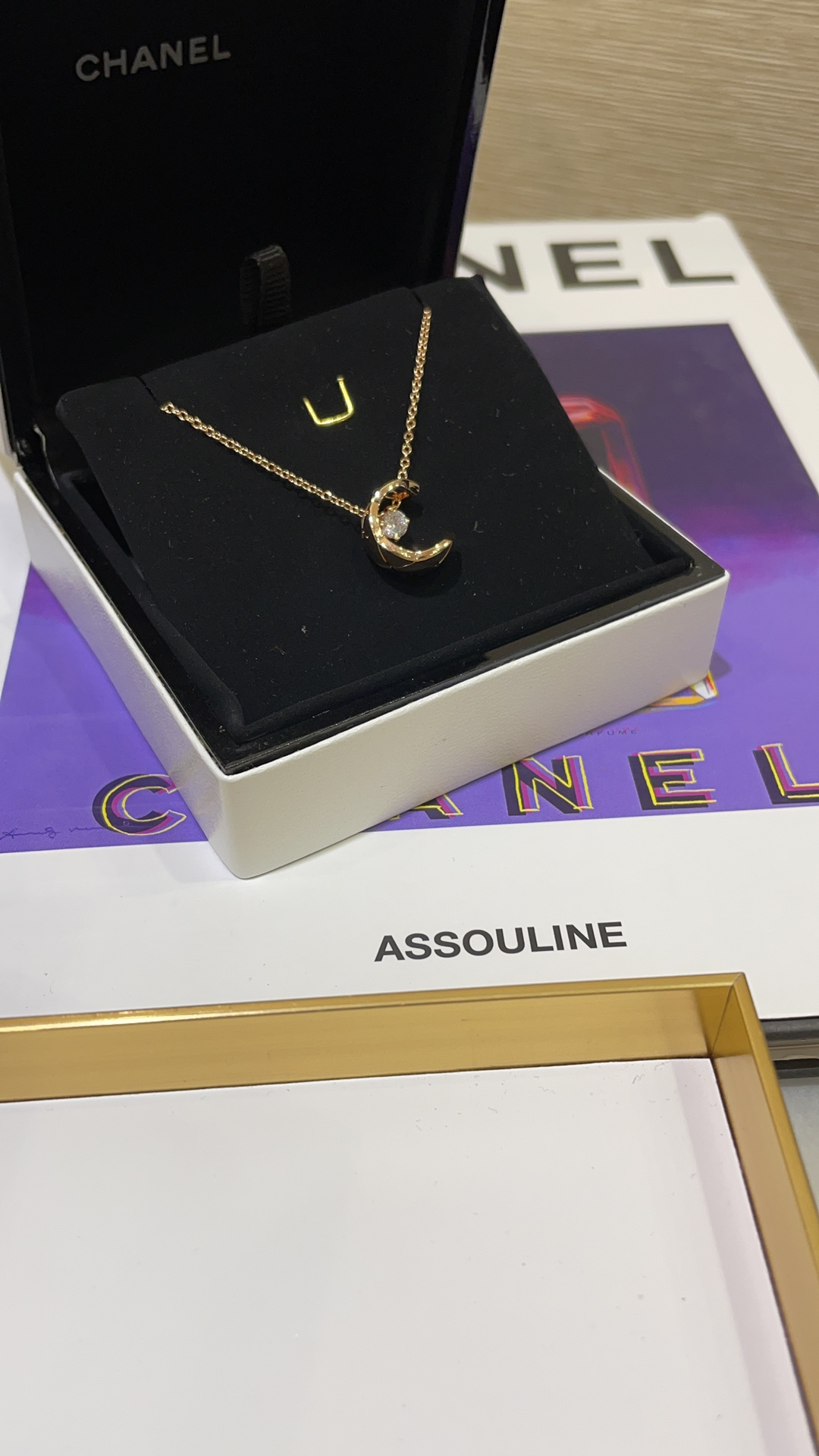 NO:634974,88220. Details of the rose gold model arriving today. 3610mm length extension chain. New high-end jewelry coco crush series. This year’s most popular model, water ice moon rose gold necklace. Moon-shaped rhombus design with diamond embellishment in the middle. Wear alone or mix and match, very girly. So fragrant, necklace, Cartier high-end jewelry.1986090988220.今日到货玫瑰金款细节 长度3610延长链 新款高级珠宝coco crush系列 今年最火的款,水冰月玫瑰金项链 月亮造型菱格设计中间钻石点缀 单戴or混搭叠戴,很少女贵气 太香了,,necklace,卡迪亚高端饰品,Jewelry