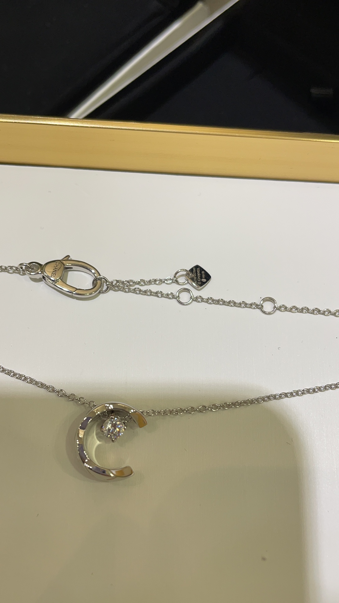 NO:634769,88220, the same model as Jing Boran, the new high-end jewelry coco crush series, the most popular model this year, Shui Bingyue platinum necklace, moon-shaped rhombus design with diamond embellishment in the middle, wear alone or mixed and matched, very girly and elegant, so fragrant, necklace, Cartier high-end jewelry1986090988220,井柏然同款  新款高级珠宝coco crush系列 今年最火的款,水冰月白金项链 月亮造型菱格设计中间钻石点缀 单戴or混搭叠戴,很少女贵气 太香了,,necklace,卡迪亚高端饰品,Jewelry