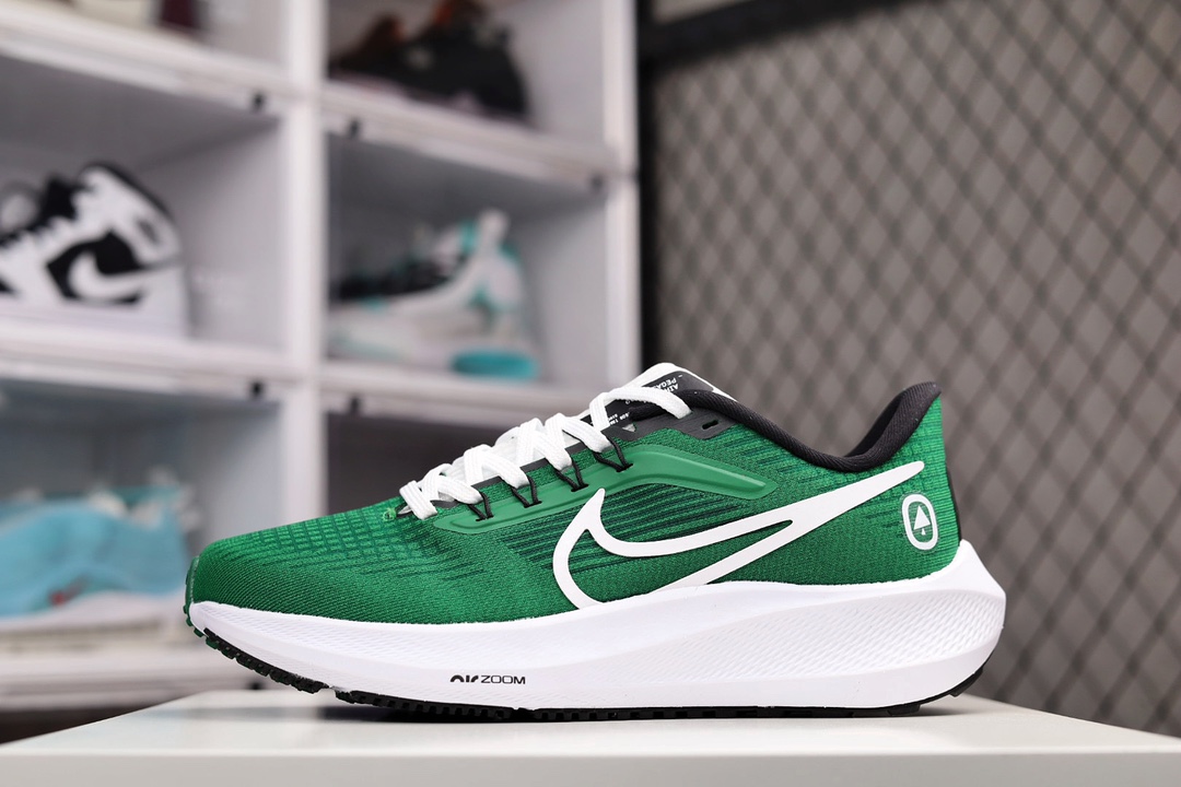 G0 NK Air Zoom Pegasus 39 针织透气 登月39代 兼顾迅疾外观和稳固脚感，后跟覆面和中足动态支撑巧妙融合，缔造稳定顺畅的迈步体验558TD