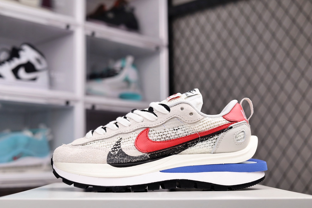 H0 全新版本 组合底Sacai X NK vaporWaffle 华夫三代3.0走秀重磅联名 合作款五层分离组合底 原厂长绒皮料质感十足注意区分鞋款由Pegasus与VaporFly两款鞋型的设计元素共同构建鞋身材质由翻毛皮和透气网布共同打造熟悉的解构手法重叠Swoosh双重鞋舌鞋带以及后跟SACAI字体都悉数保留最大亮点在于本次鞋底变本加厉层数更多简直和巴黎世家的TripleS有一拼增高效果妥妥的558MK