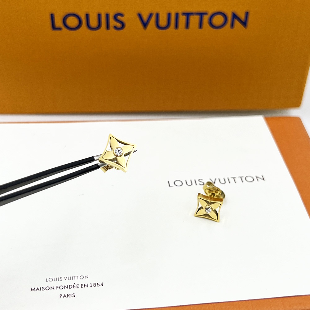 Louis Vuitton 本款 Idylle Blossom 耳钉采用白色 银色 LV 字母 金色构筑 Monogram 花卉