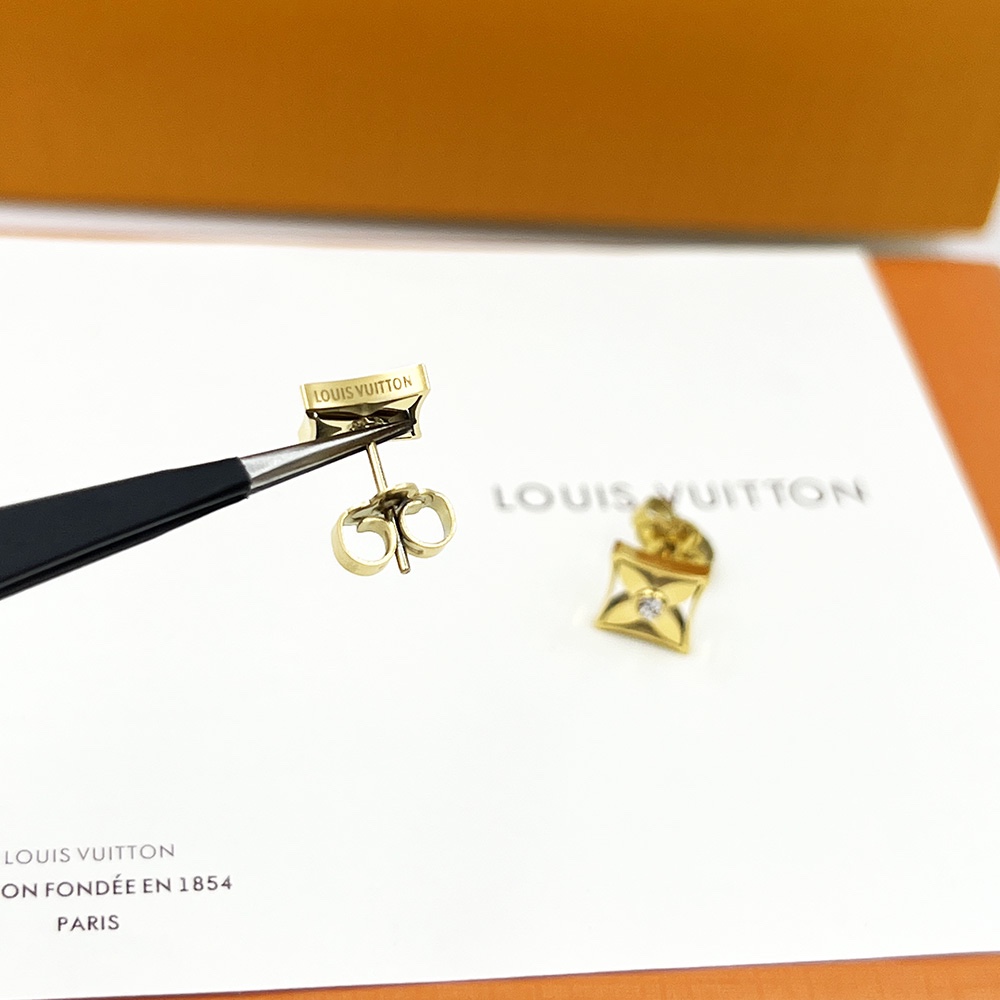 Louis Vuitton 本款 Idylle Blossom 耳钉采用白色 银色 LV 字母 金色构筑 Monogram 花卉