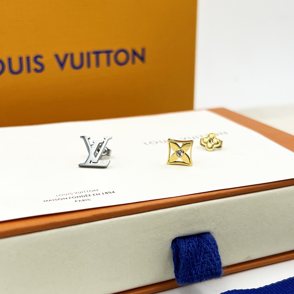 Louis Vuitton 本款 Idylle Blossom 耳钉采用白色 银色 LV 字母 金色构筑 Monogram 花卉