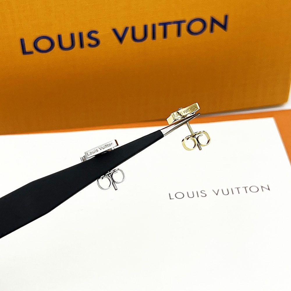 Louis Vuitton 本款 Idylle Blossom 耳钉采用白色 银色 LV 字母 金色构筑 Monogram 花卉