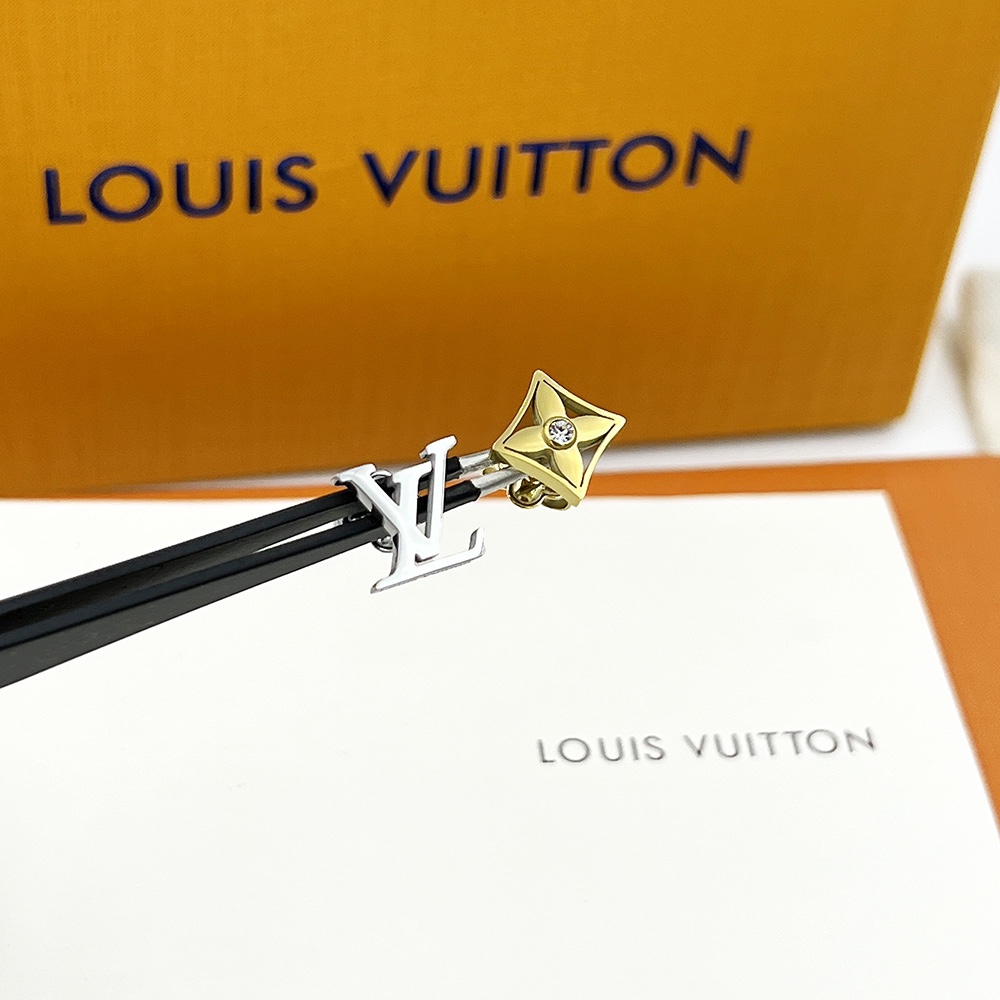 Louis Vuitton 本款 Idylle Blossom 耳钉采用白色 银色 LV 字母 金色构筑 Monogram 花卉