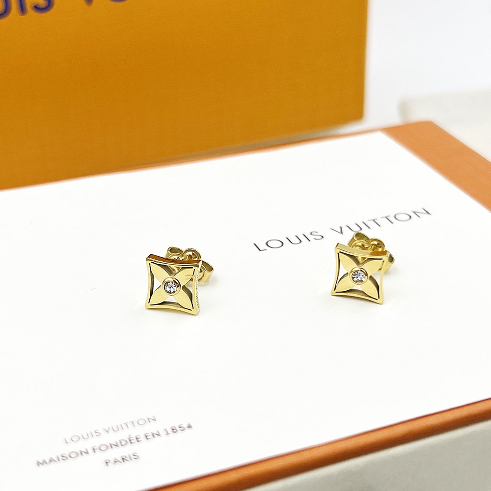 Louis Vuitton 本款 Idylle Blossom 耳钉采用白色 银色 LV 字母 金色构筑 Monogram 花卉