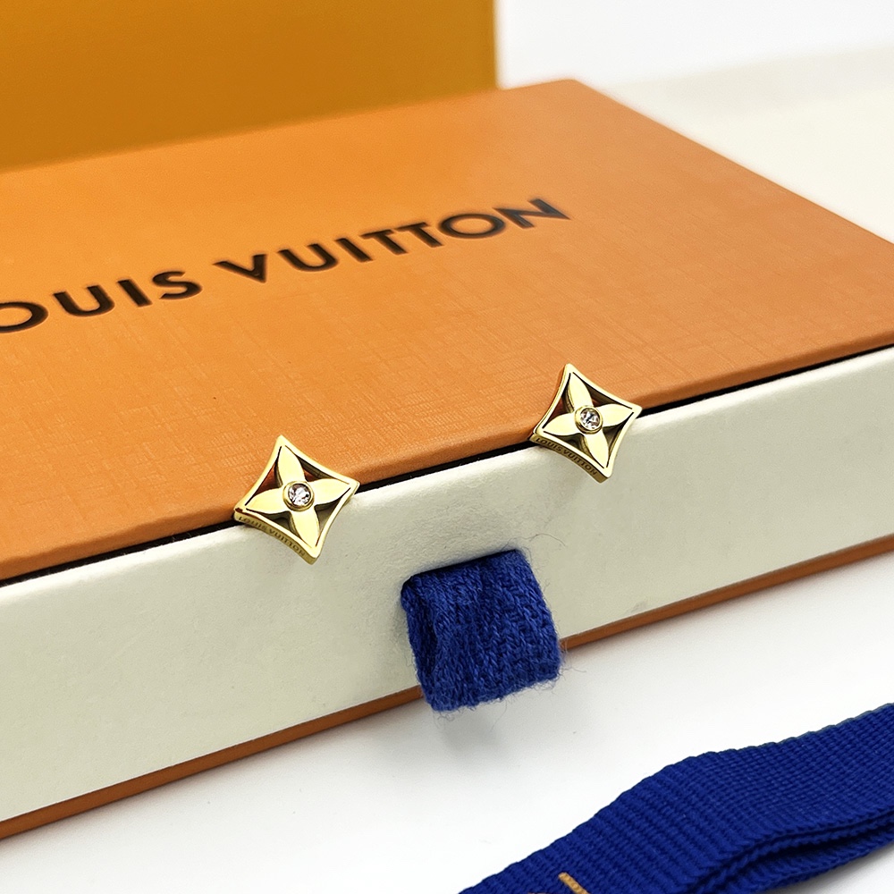 Louis Vuitton 本款 Idylle Blossom 耳钉采用白色 银色 LV 字母 金色构筑 Monogram 花卉
